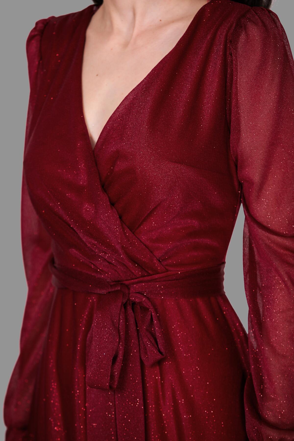 Burgunderfarbenes Abendkleid mit Wickelausschnitt und Schimmer-Effekt