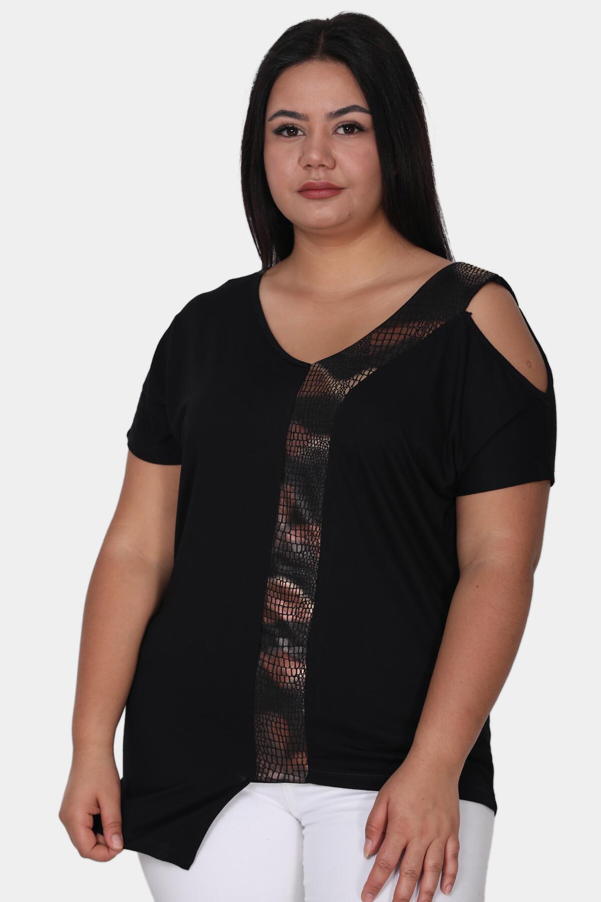 Plus - Size Blouse — Black