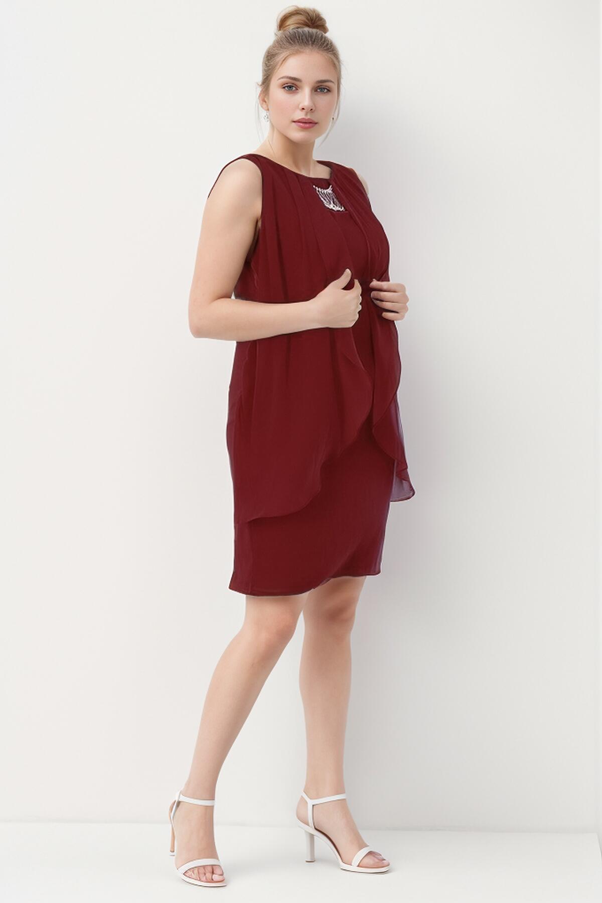 Plus-size korte chiffon jurk met halslijn met ketting — Bourgondië