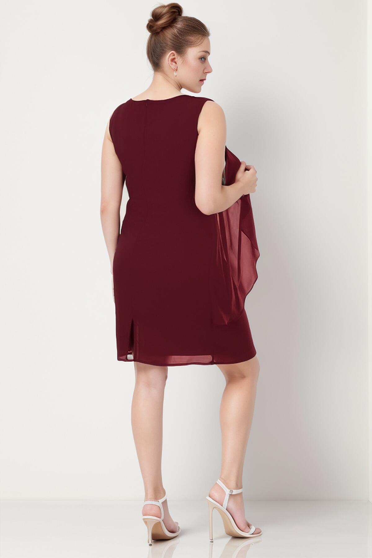 Großes kurzes Chiffonkleid mit Halsketten-Ausschnitt — Burgund