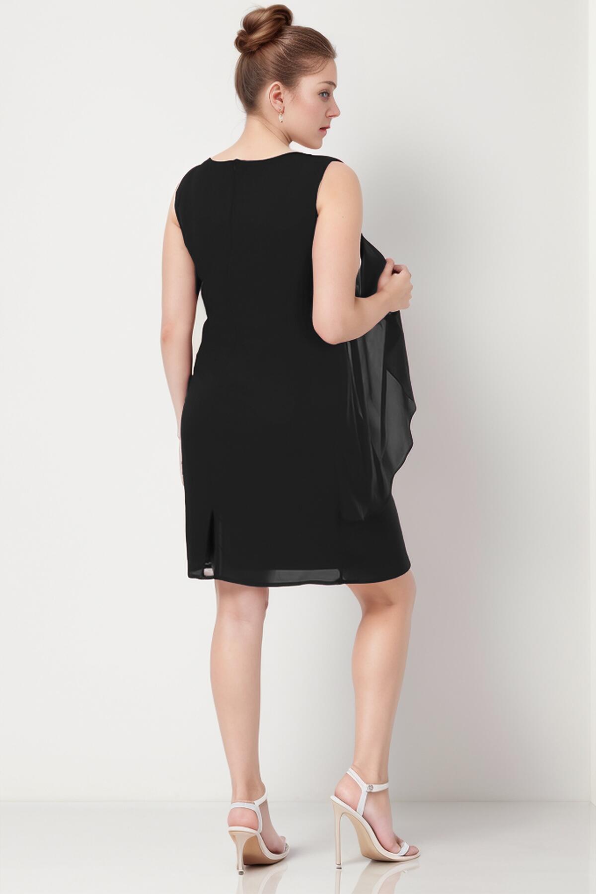 Große Größen Kurzes Chiffonkleid Mit Halskette Ausschnitt — Schwarz
