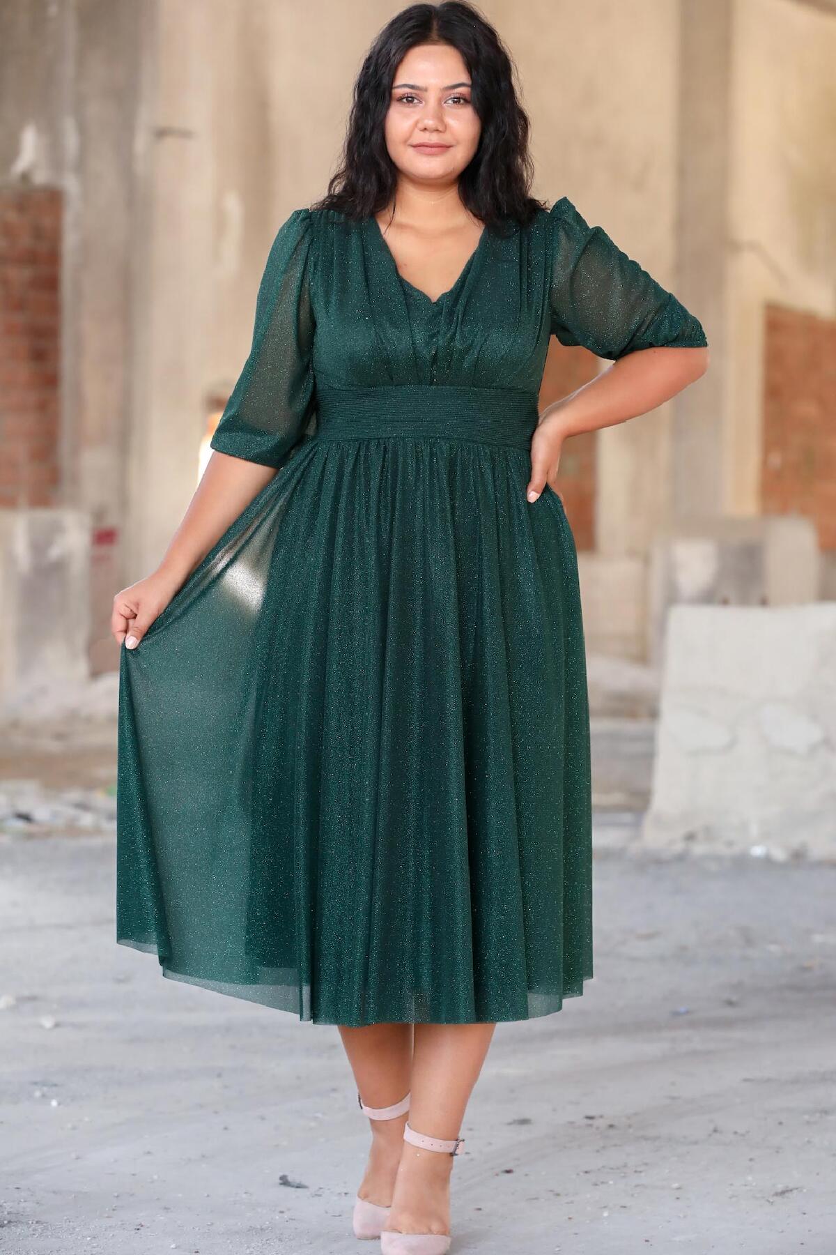 Abendkleid in großen Größen mit Falten in der Taille — Grün