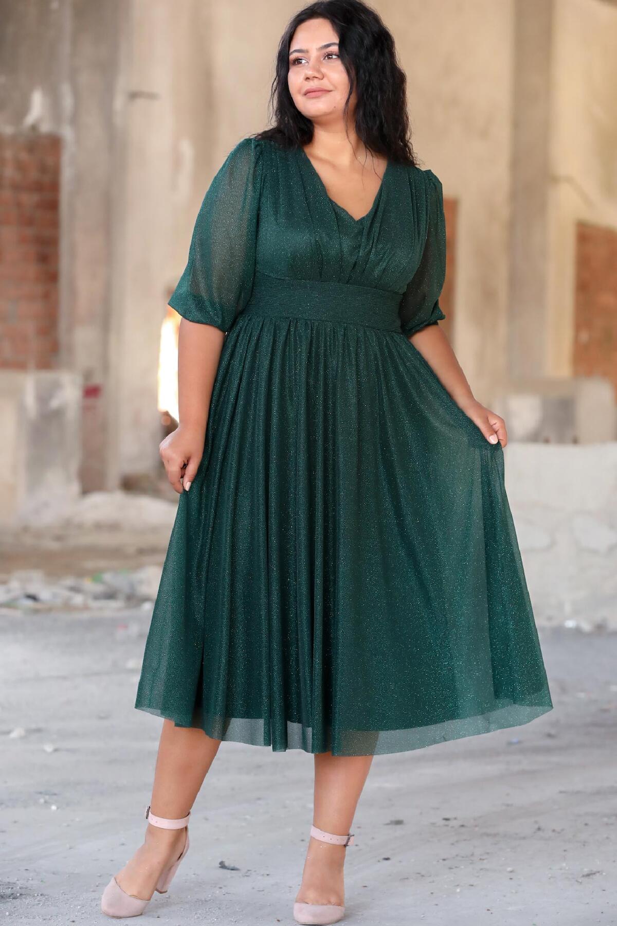 Abendkleid in großen Größen mit Falten in der Taille — Grün
