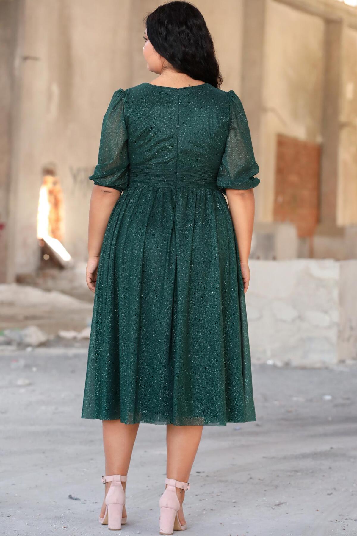 Abendkleid in großen Größen mit Falten in der Taille — Grün