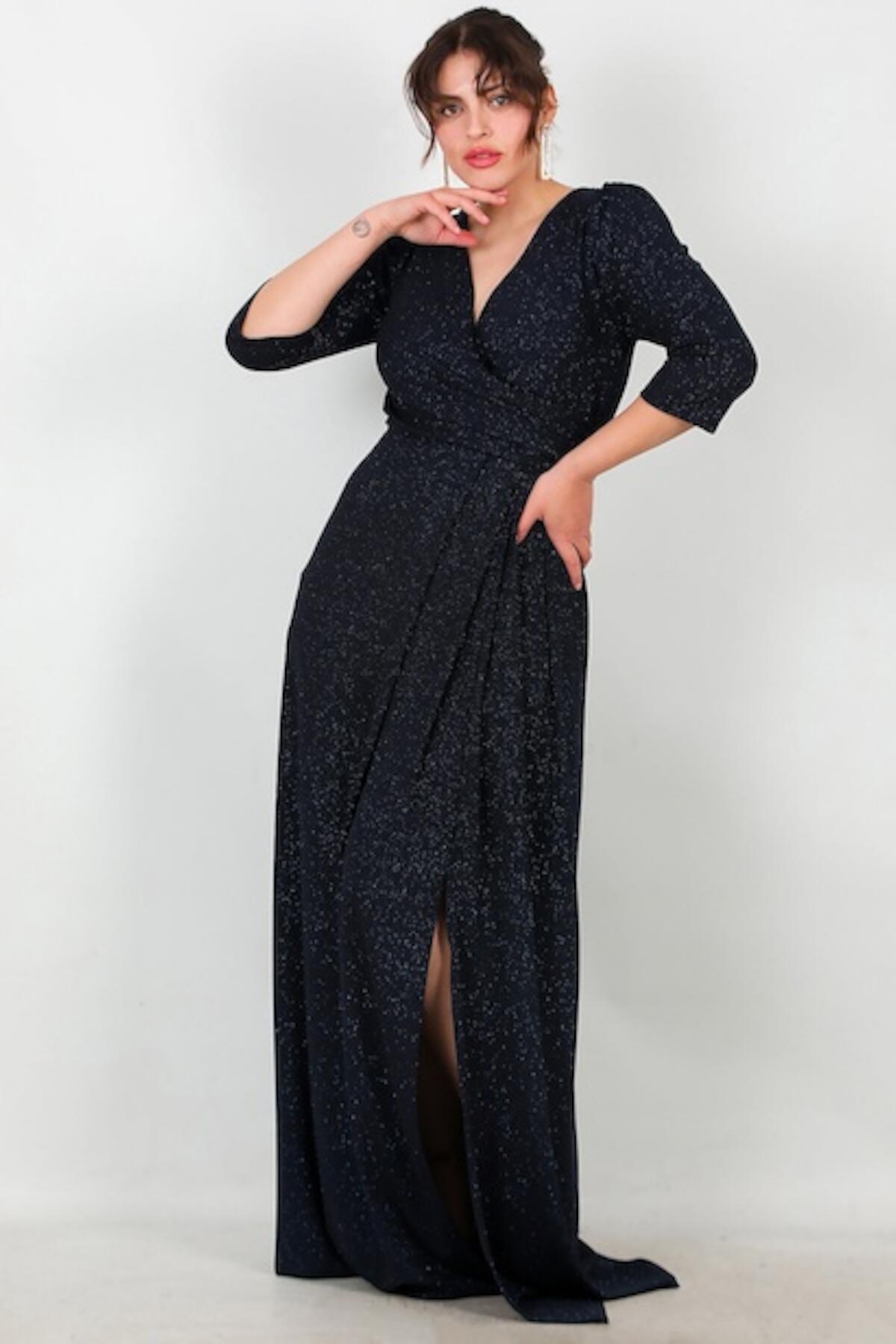 Großes, langes Abendkleid mit glitzernden, ellenbogenlangen Ärmeln — Marineblau