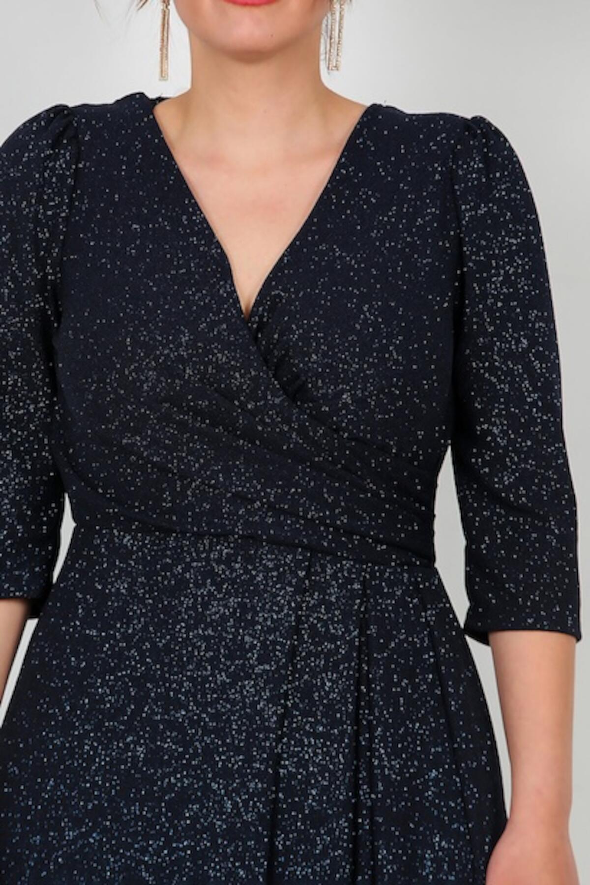 Großes, langes Abendkleid mit glitzernden, ellenbogenlangen Ärmeln — Marineblau