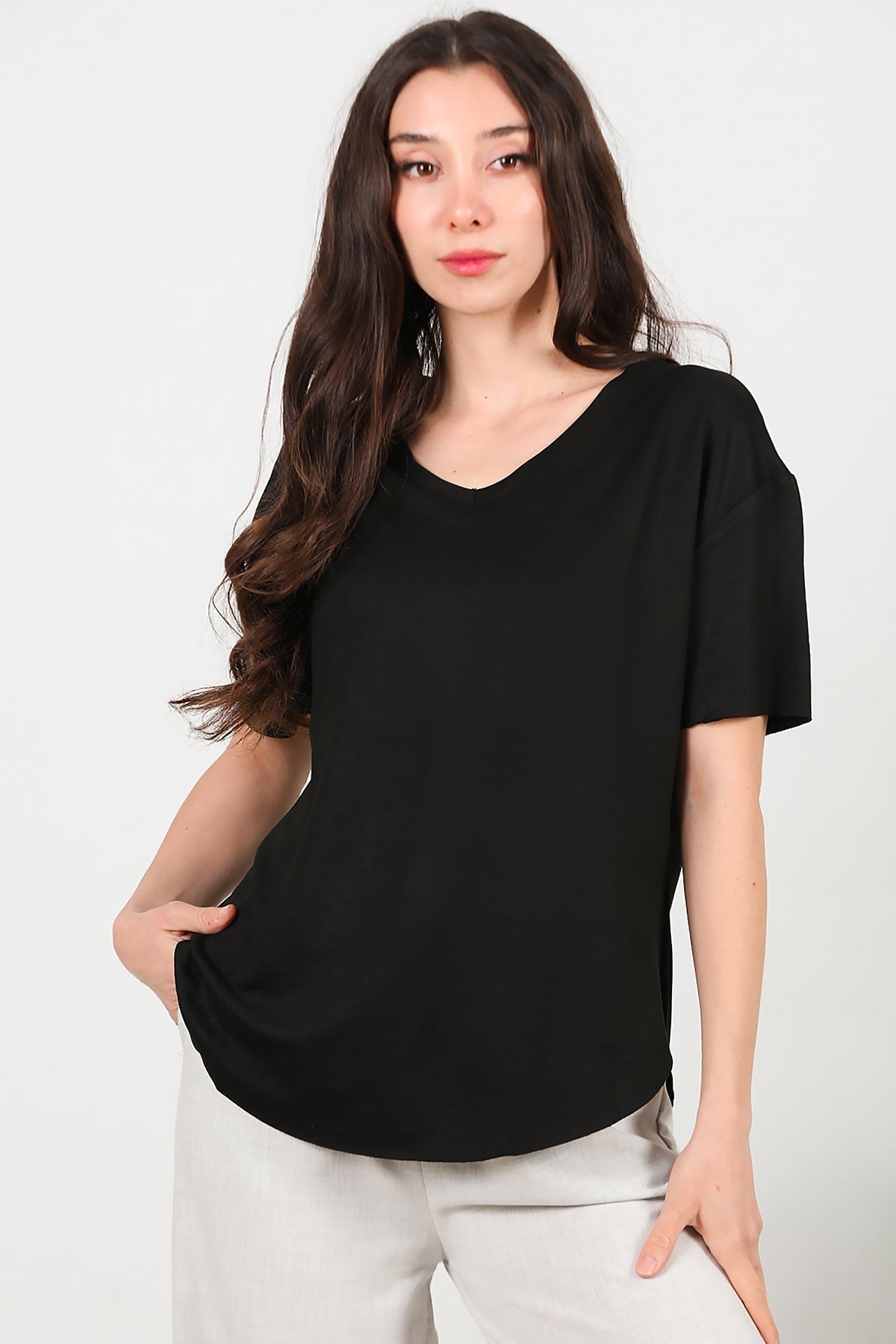V-Ausschnitt T-Shirt mit abgerundetem Saum – Schwarz