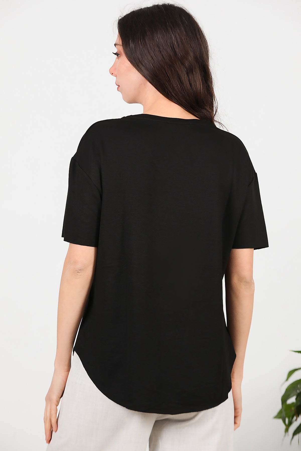 V-Ausschnitt T-Shirt mit abgerundetem Saum – Schwarz