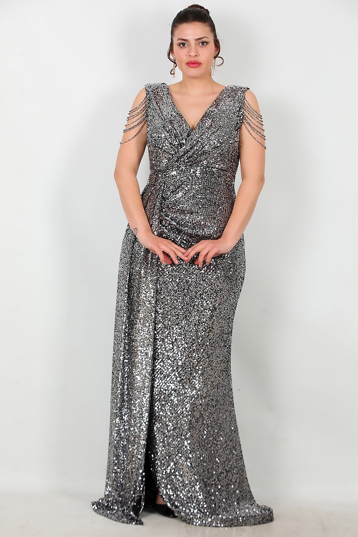 Großformatiges langes Pailletten-Abendkleid mit Schulterkette — Silber