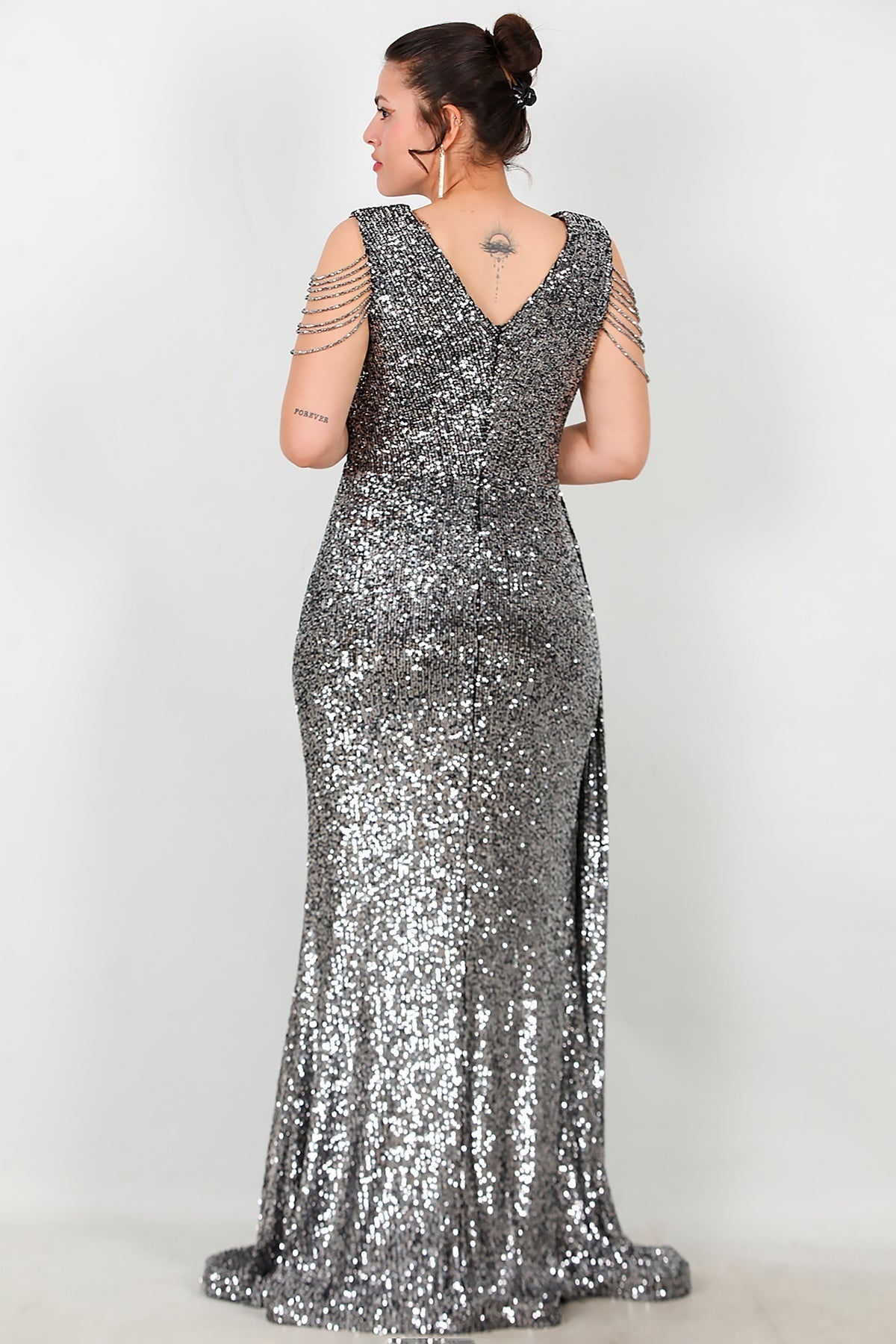Großformatiges langes Pailletten-Abendkleid mit Schulterkette — Silber