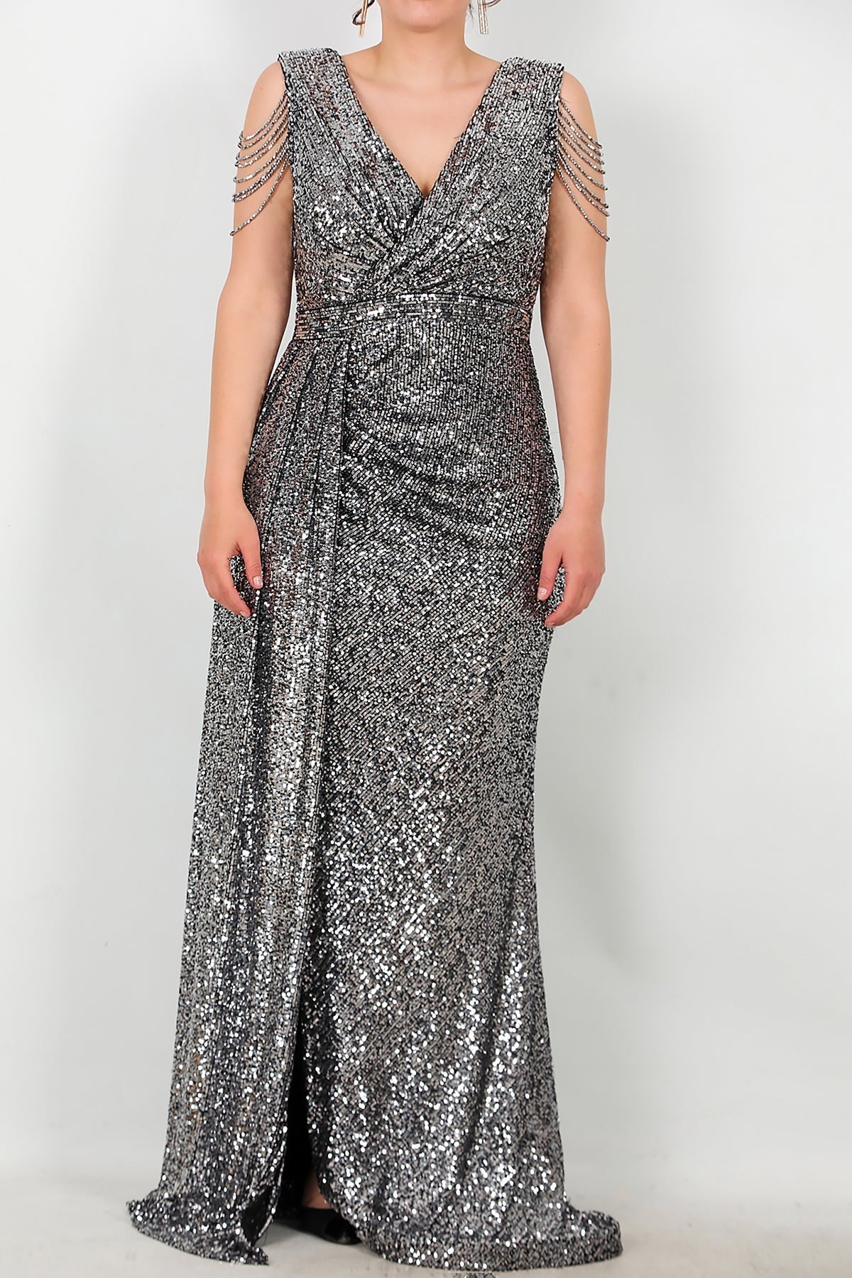 Großformatiges langes Pailletten-Abendkleid mit Schulterkette — Silber