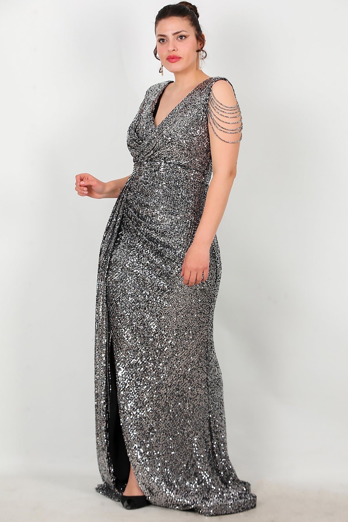 Großformatiges langes Pailletten-Abendkleid mit Schulterkette — Silber