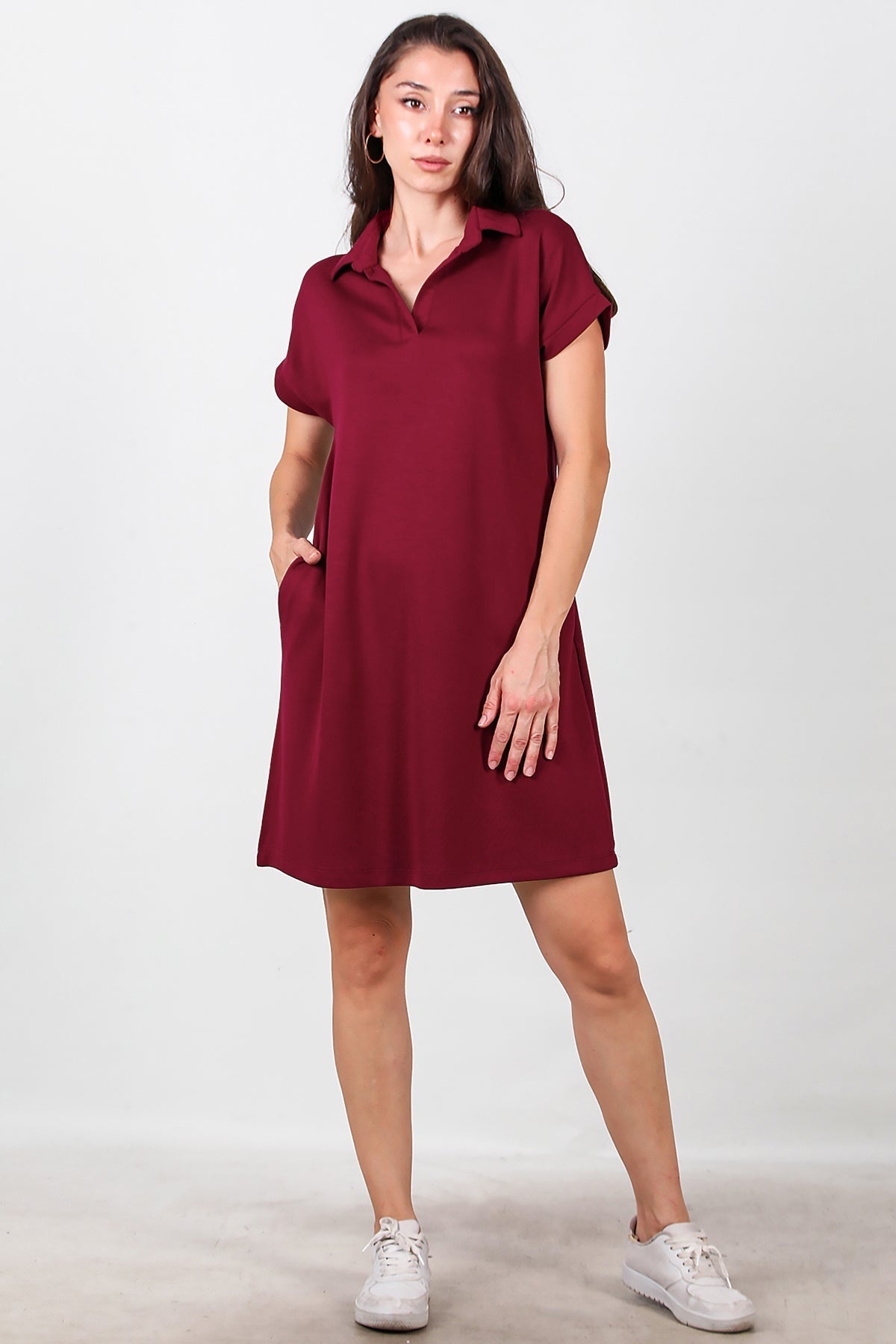 Kurzes Kleid mit Kragen — Burgund