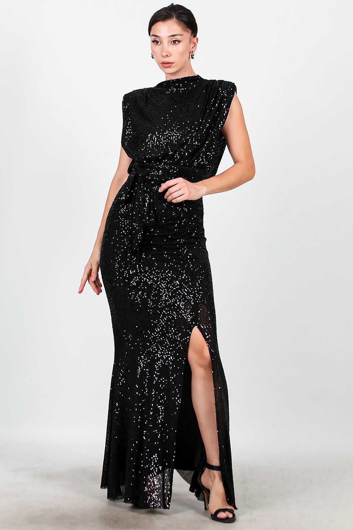 Tailliertes langes Abendkleid mit seitlichem Schlitz – Schwarz