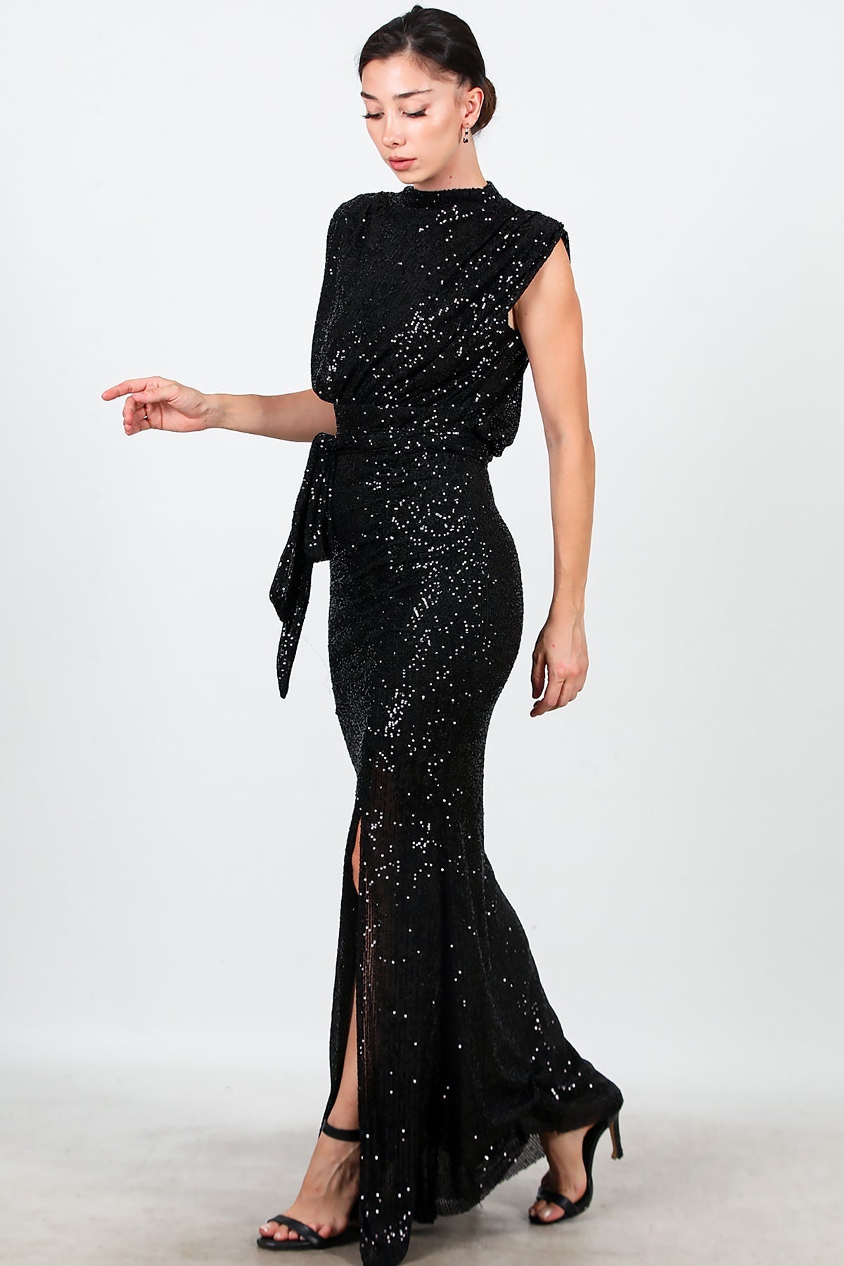 Tailliertes langes Abendkleid mit seitlichem Schlitz – Schwarz