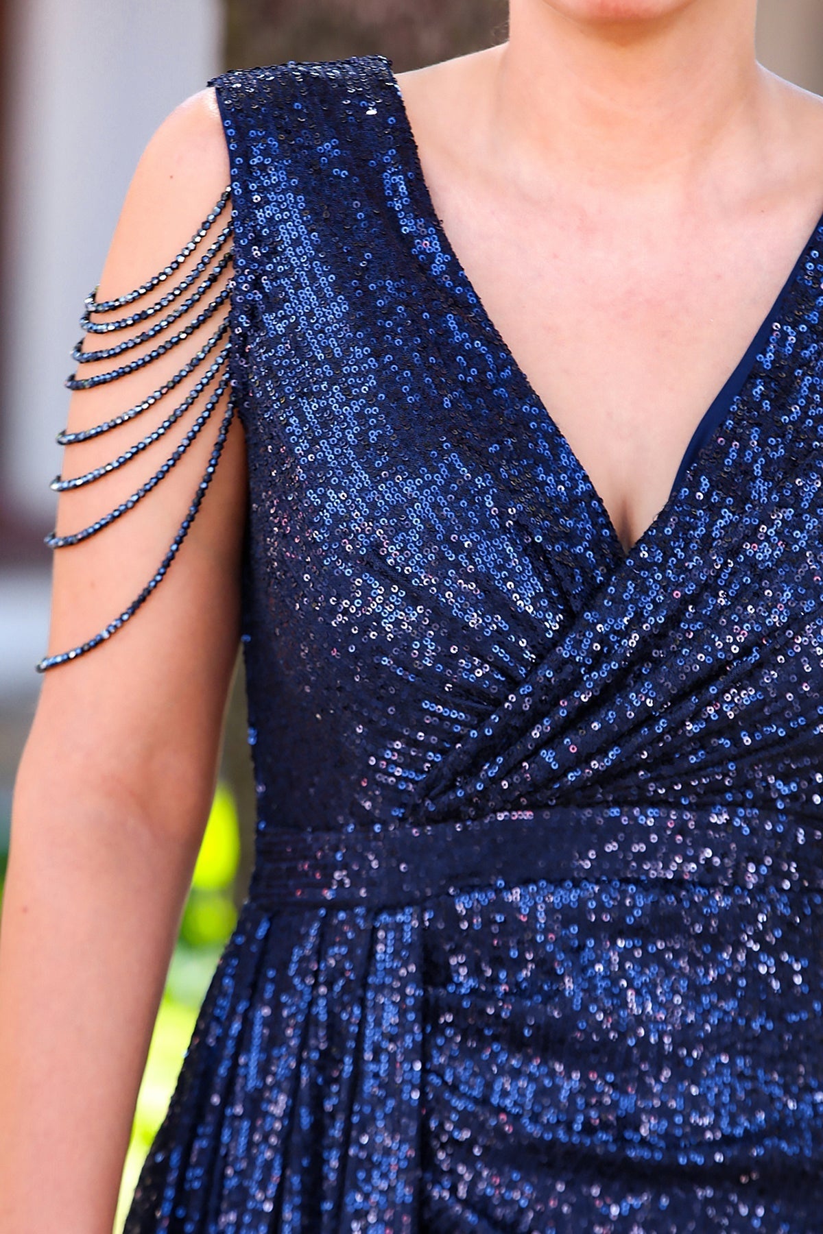 Abendkleid in großen Größen mit Pailletten und Schulterkette – Marineblau