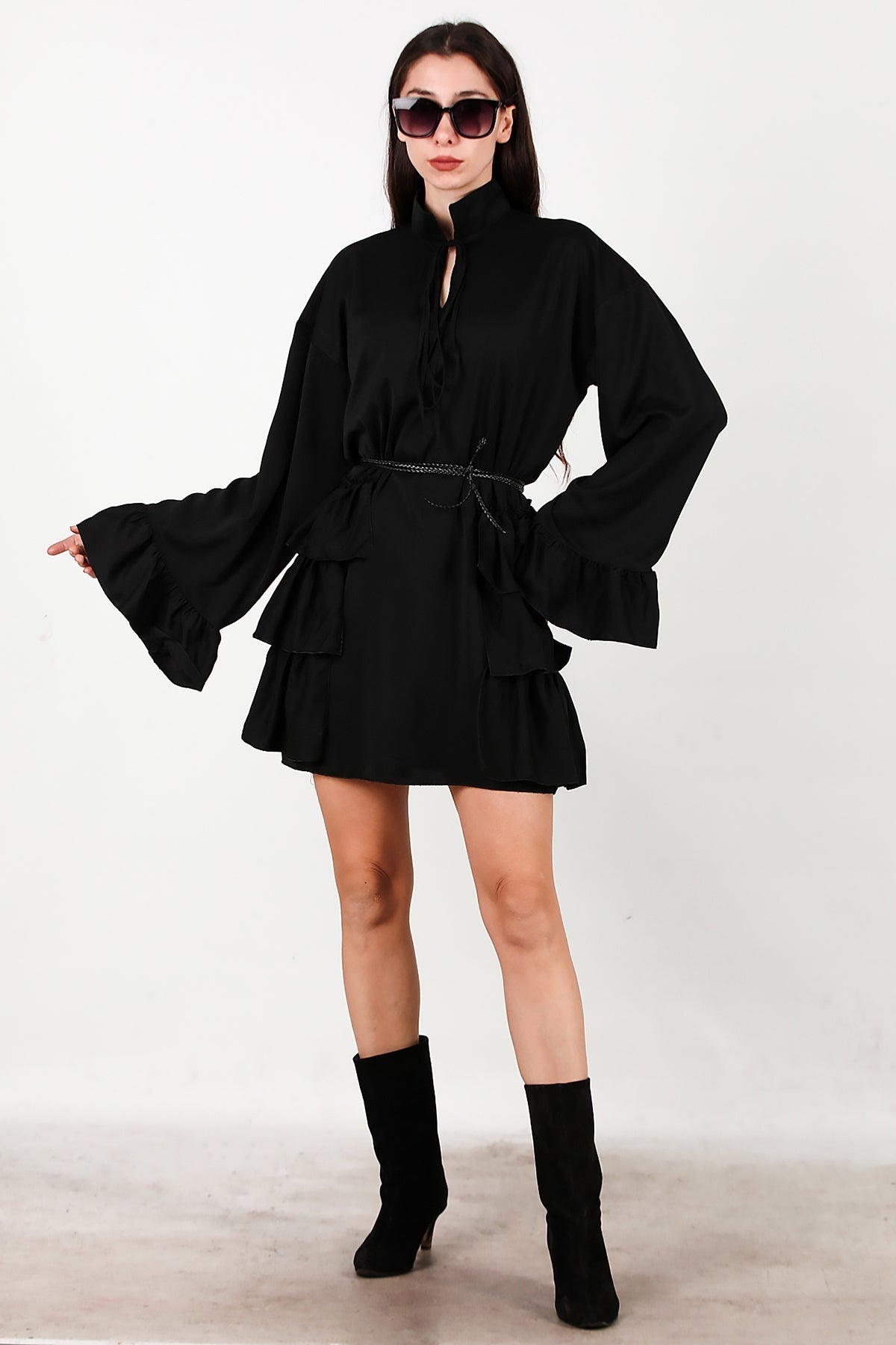 Kleid mit Seiten- und Ärmelsaumrüschen – Schwarz