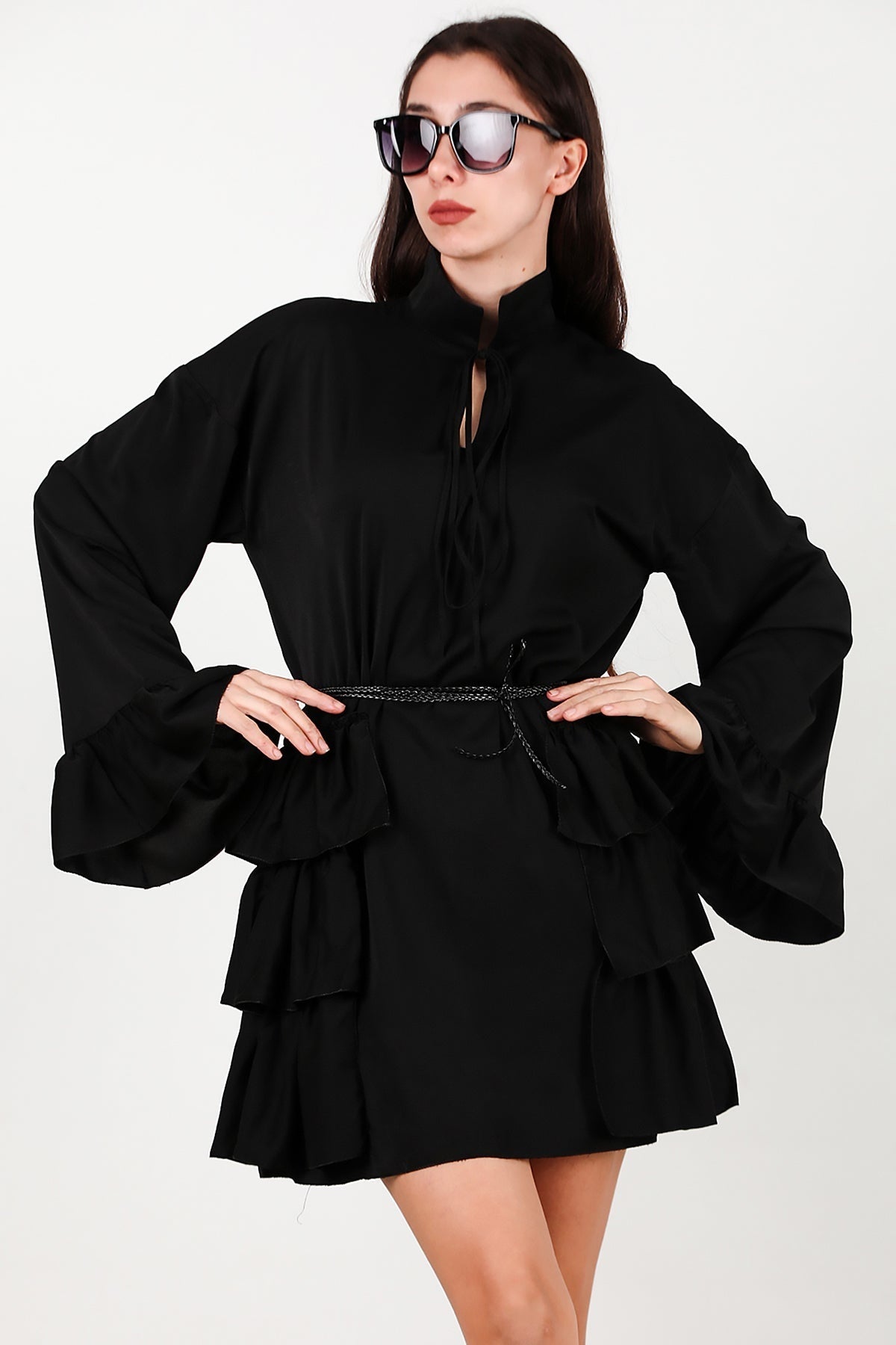 Kleid mit Seiten- und Ärmelsaumrüschen – Schwarz