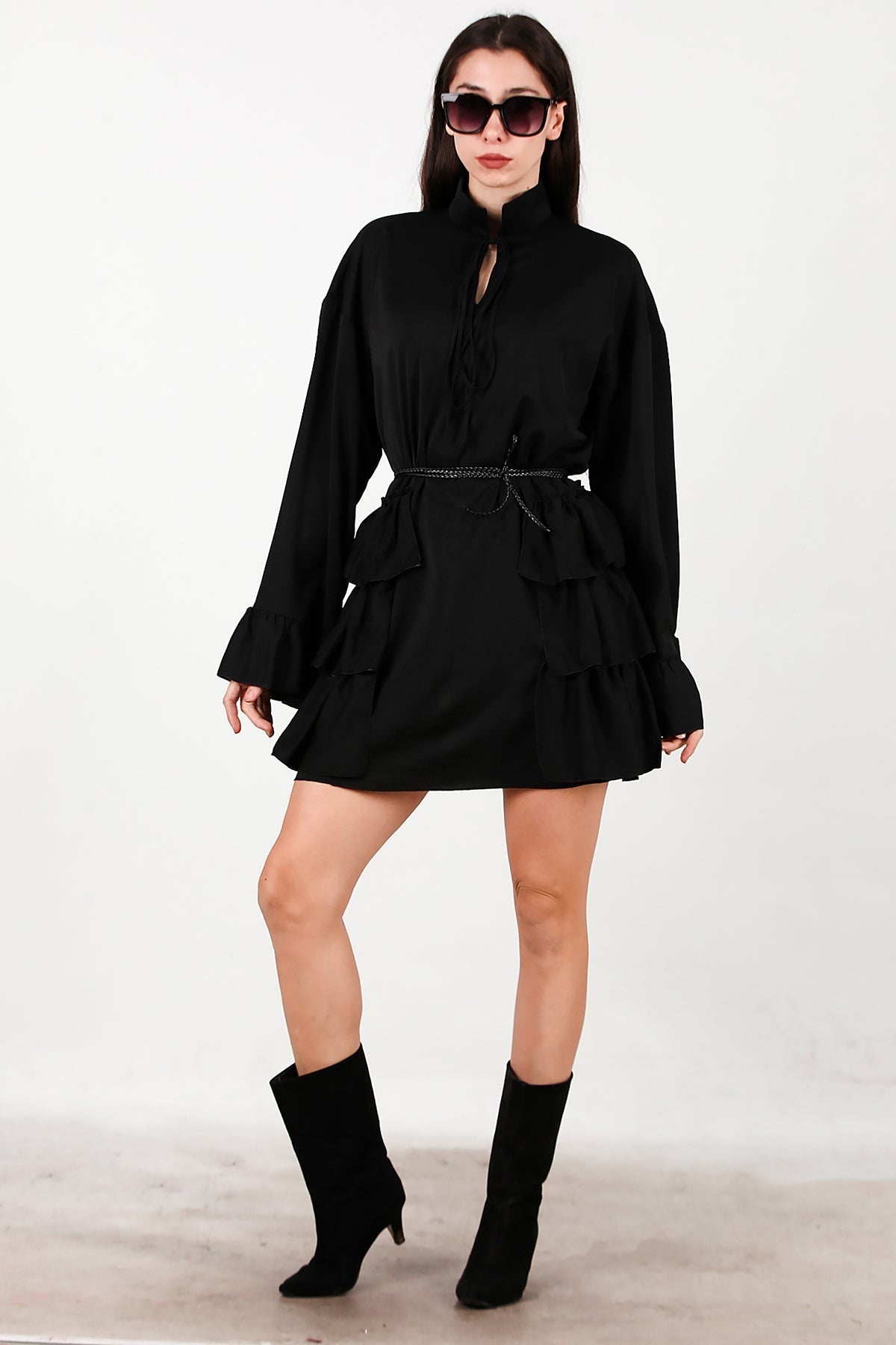 Kleid mit Seiten- und Ärmelsaumrüschen – Schwarz