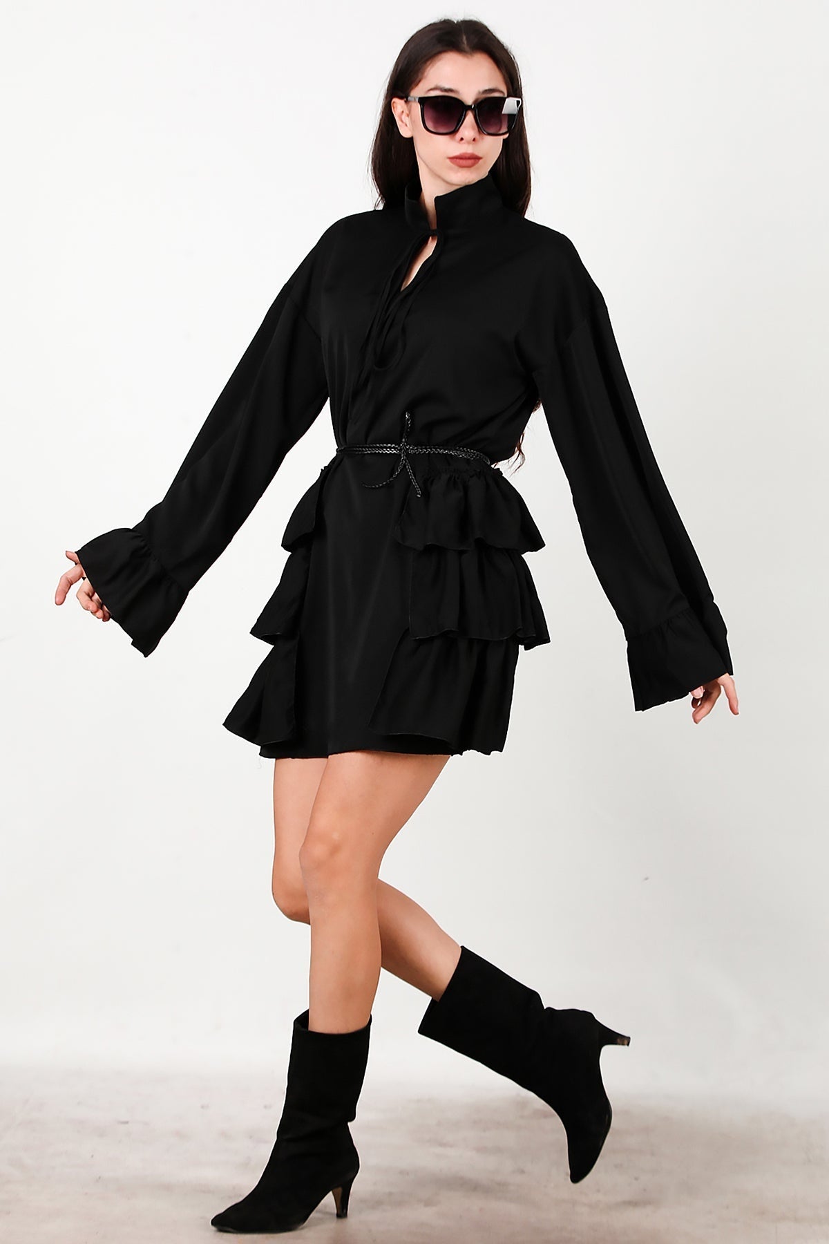 Kleid mit Seiten- und Ärmelsaumrüschen – Schwarz