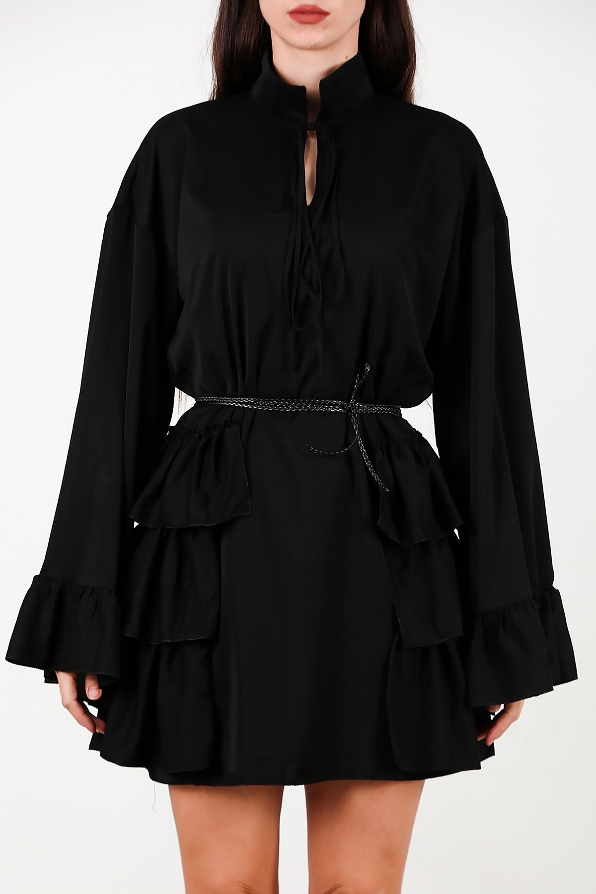 Kleid mit Seiten- und Ärmelsaumrüschen – Schwarz