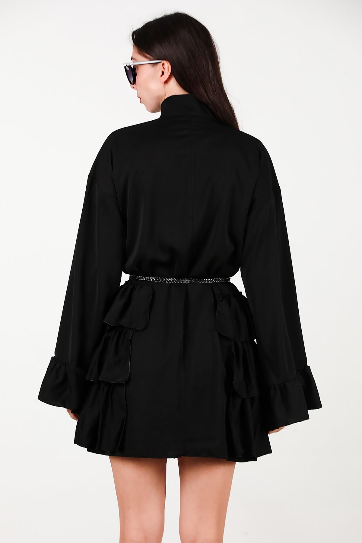 Kleid mit Seiten- und Ärmelsaumrüschen – Schwarz