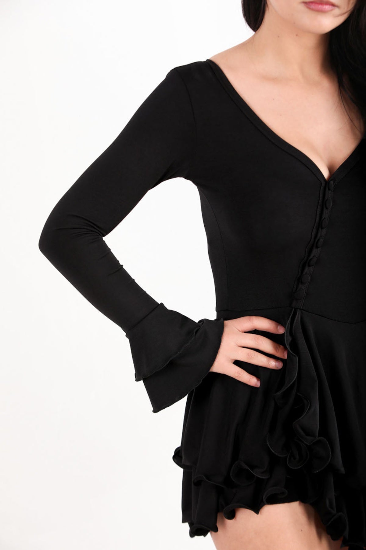Schwarzes Mini-Kleid mit Rüschensaum