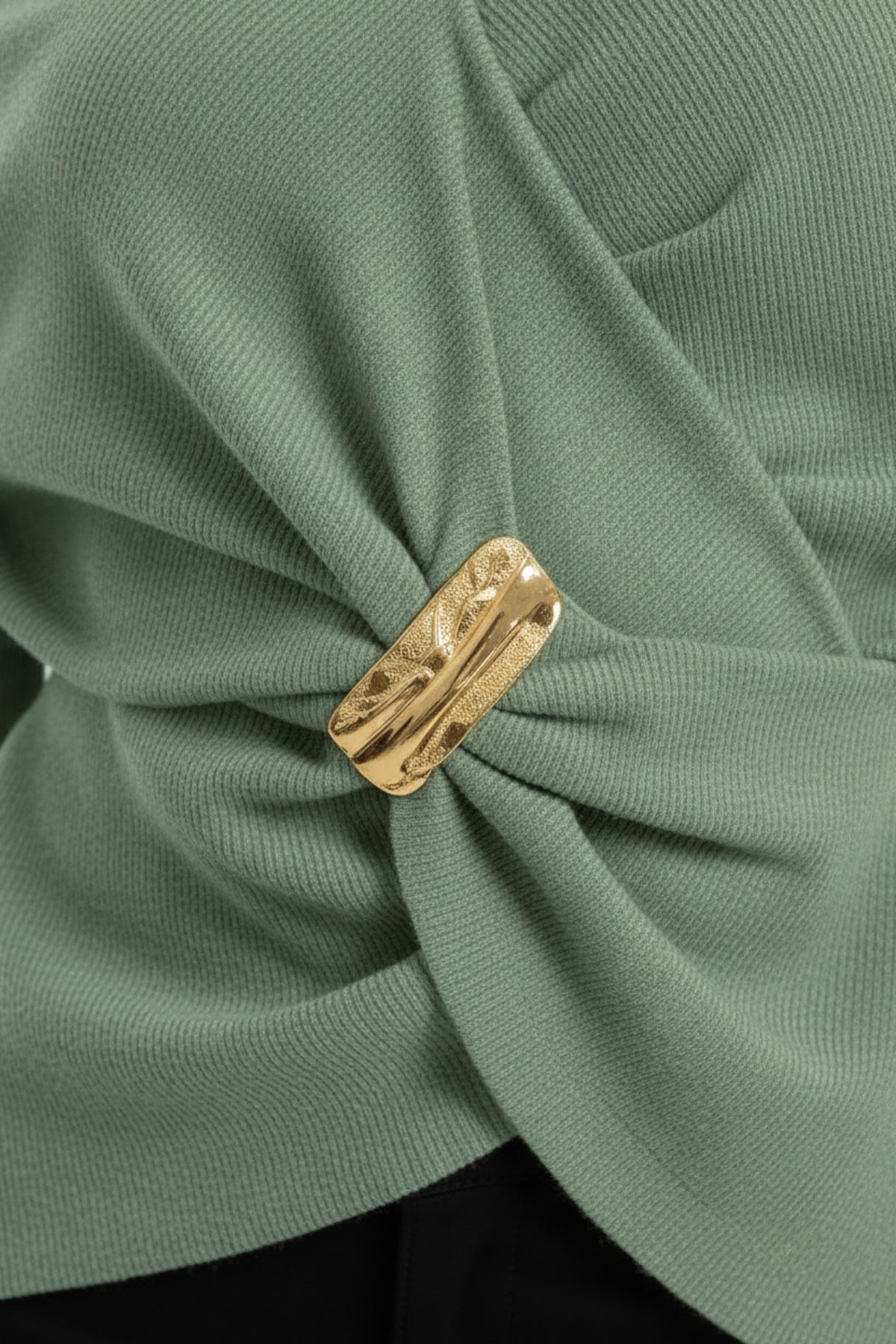 Glamour-Schal – Kragenbluse mit Accessoire-Detail – Hellgrün