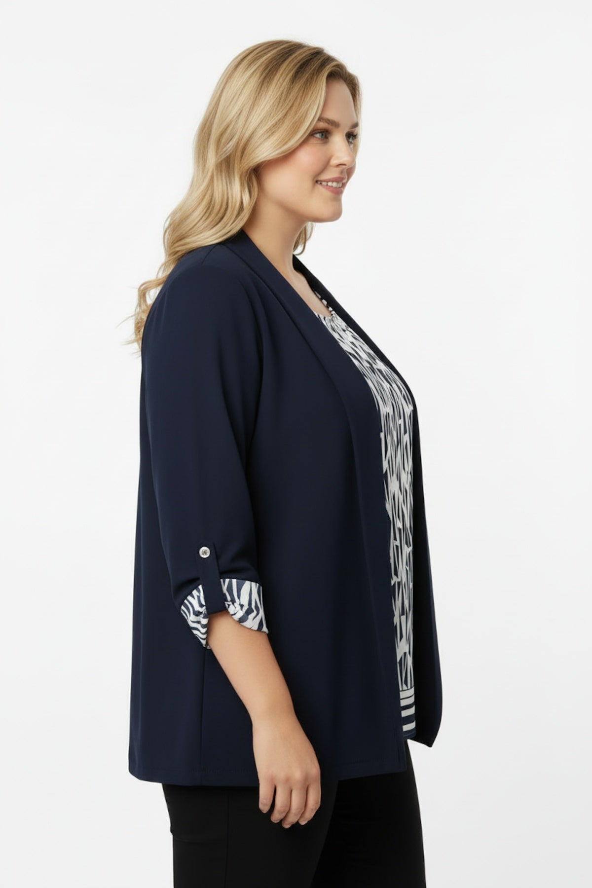 Ensemble deux pièces géométrique grande taille avec blazer et chemisier bleu marine —