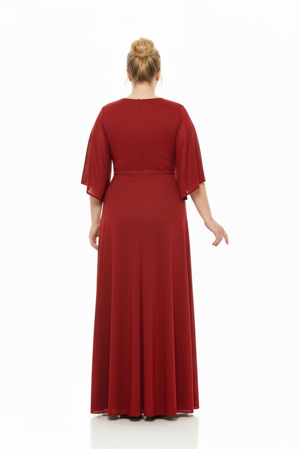 Großformatiges langes Abendkleid mit Perlenstickerei an der Taille und Streifendetails — Weinrot