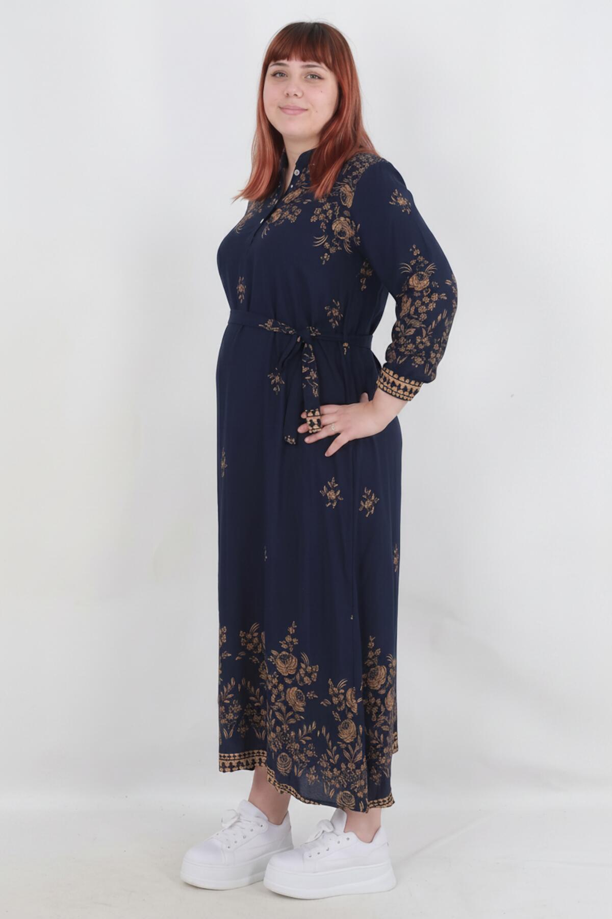 Figurbetontes Webkleid mit botanischem Muster in Übergröße – Marineblau