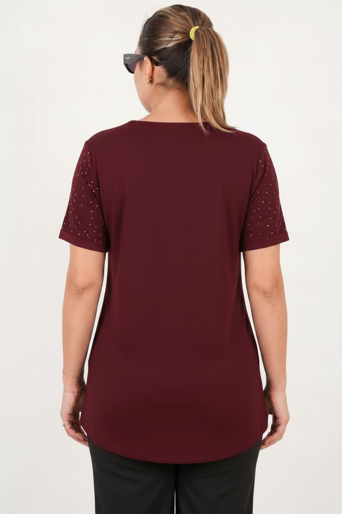 Große Größen – U-Boot-Ausschnitt-Bluse mit Stein-Detail – Burgund