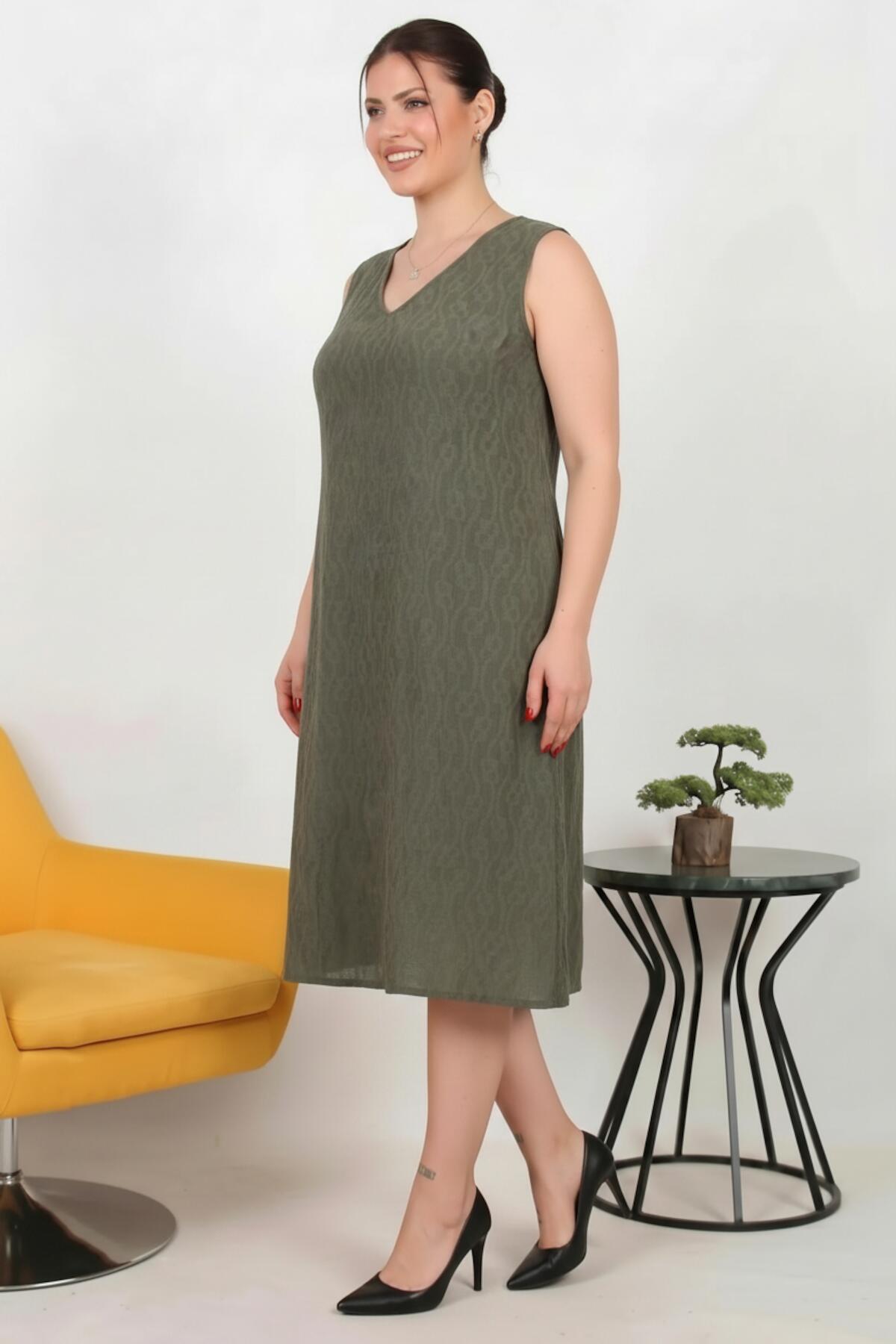 Grote maten viscose jurk met gekruiste rug — Kakikleurig