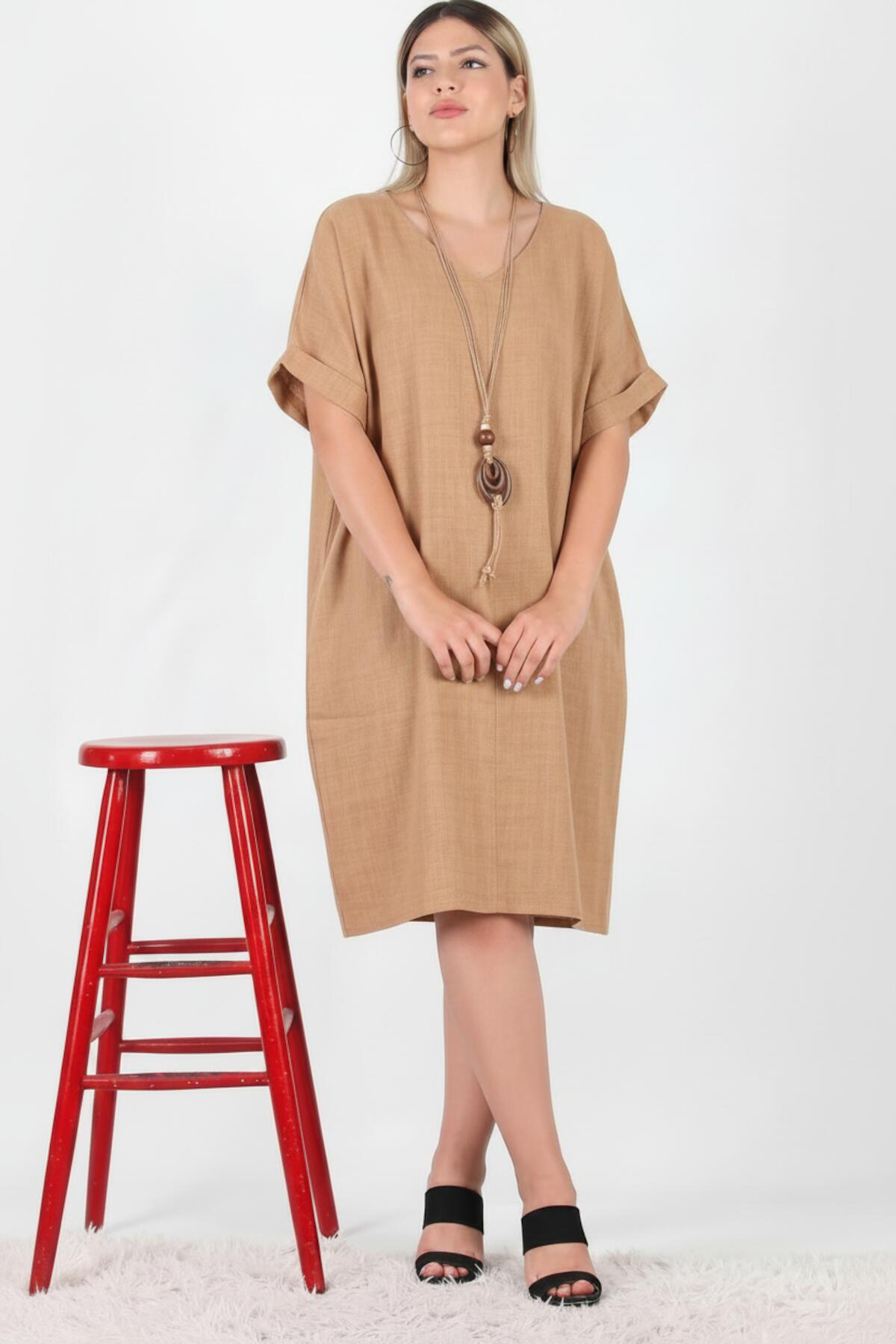 Große Größen - Halsketten-Kleid — Taupe