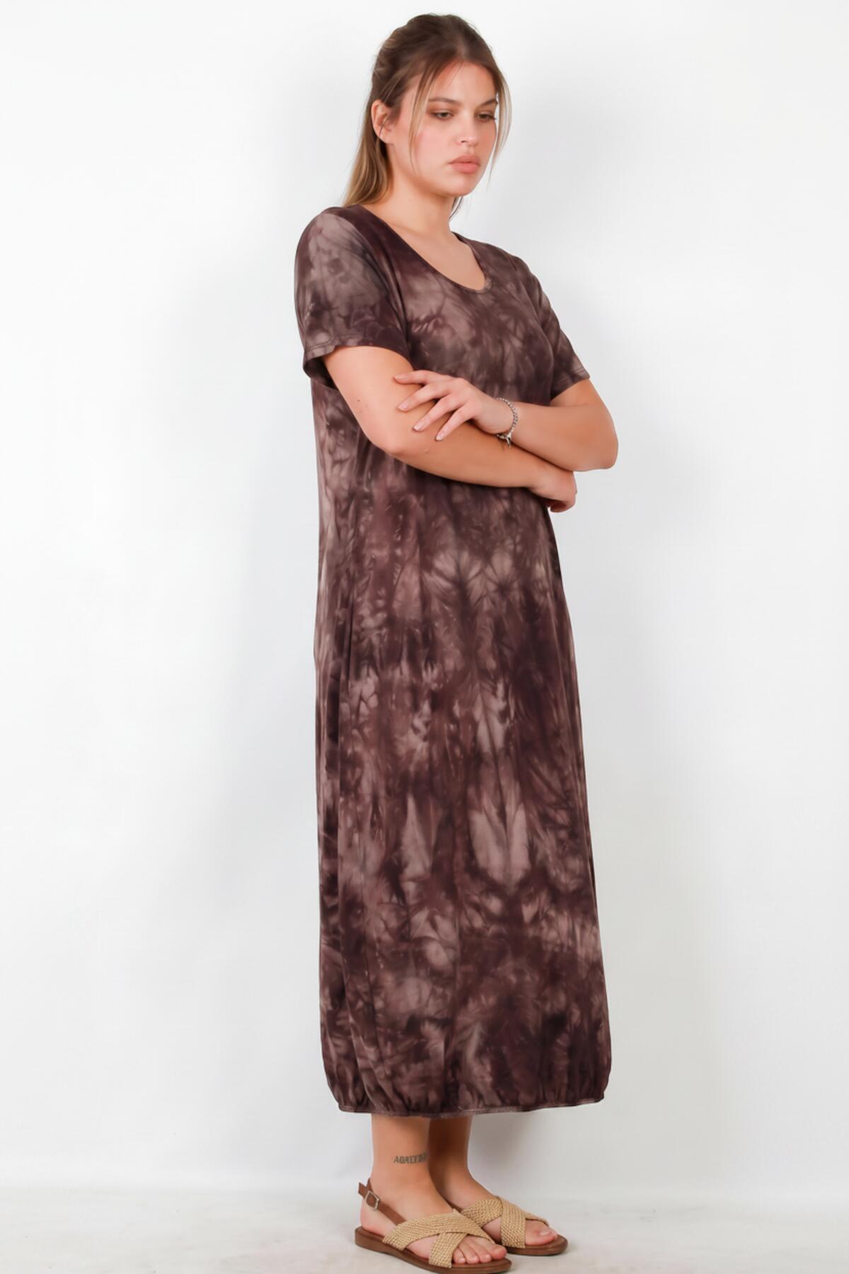 Kleid mit kurzen Ärmeln und Druckknopfsaum in großen Größen — Braun
