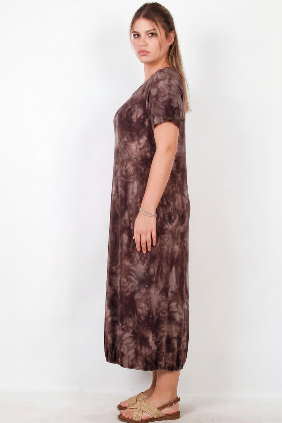 Kleid mit kurzen Ärmeln und Druckknopfsaum in großen Größen — Braun