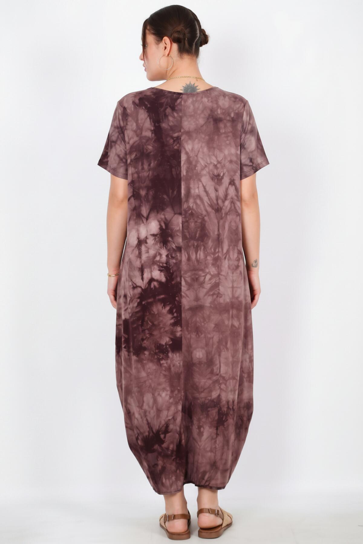 Kleid mit kurzen Ärmeln und Druckknopfsaum in großen Größen — Braun