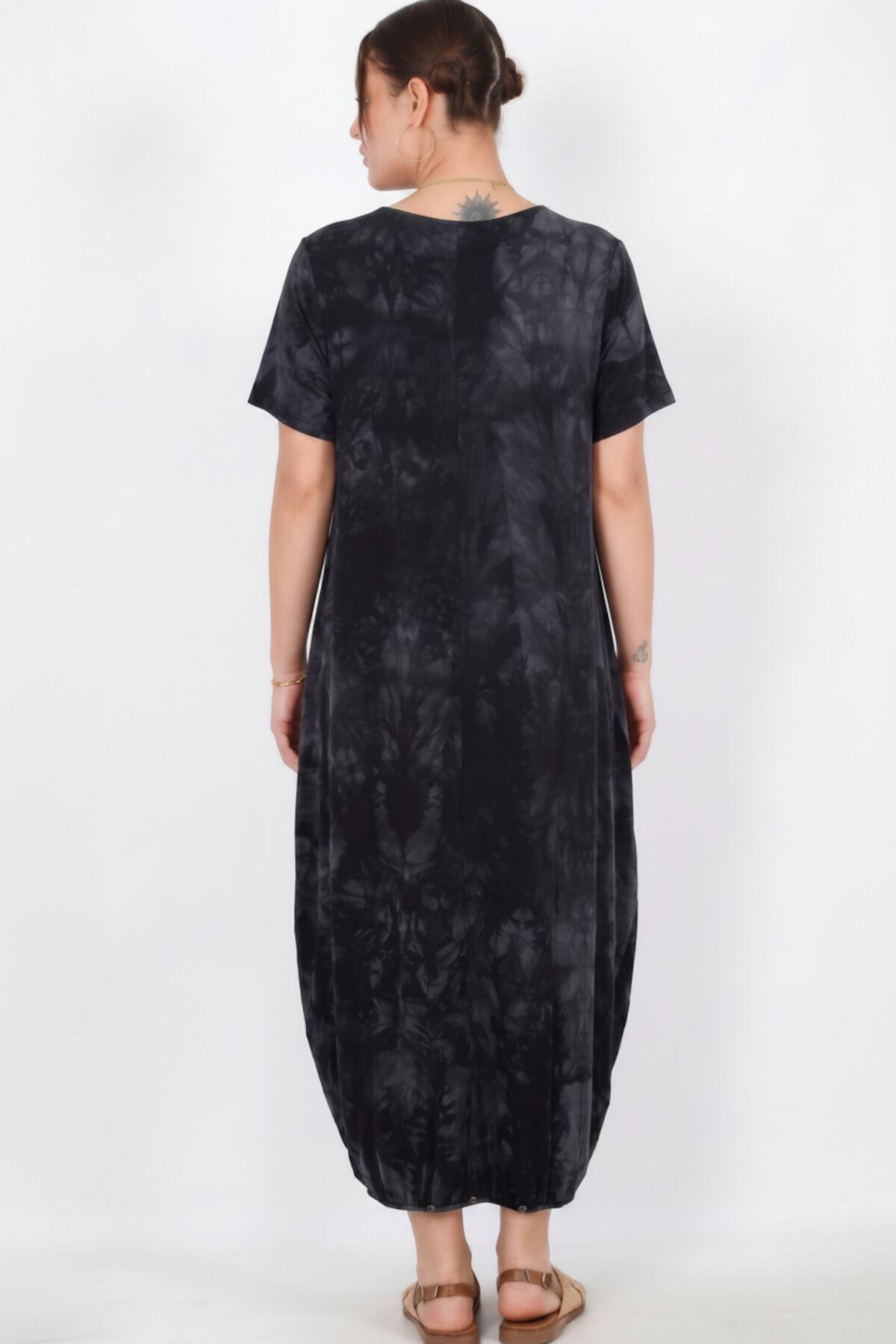 Kurzärmeliges Plus-Size-Kleid mit Druckknopfsaum – Schwarz
