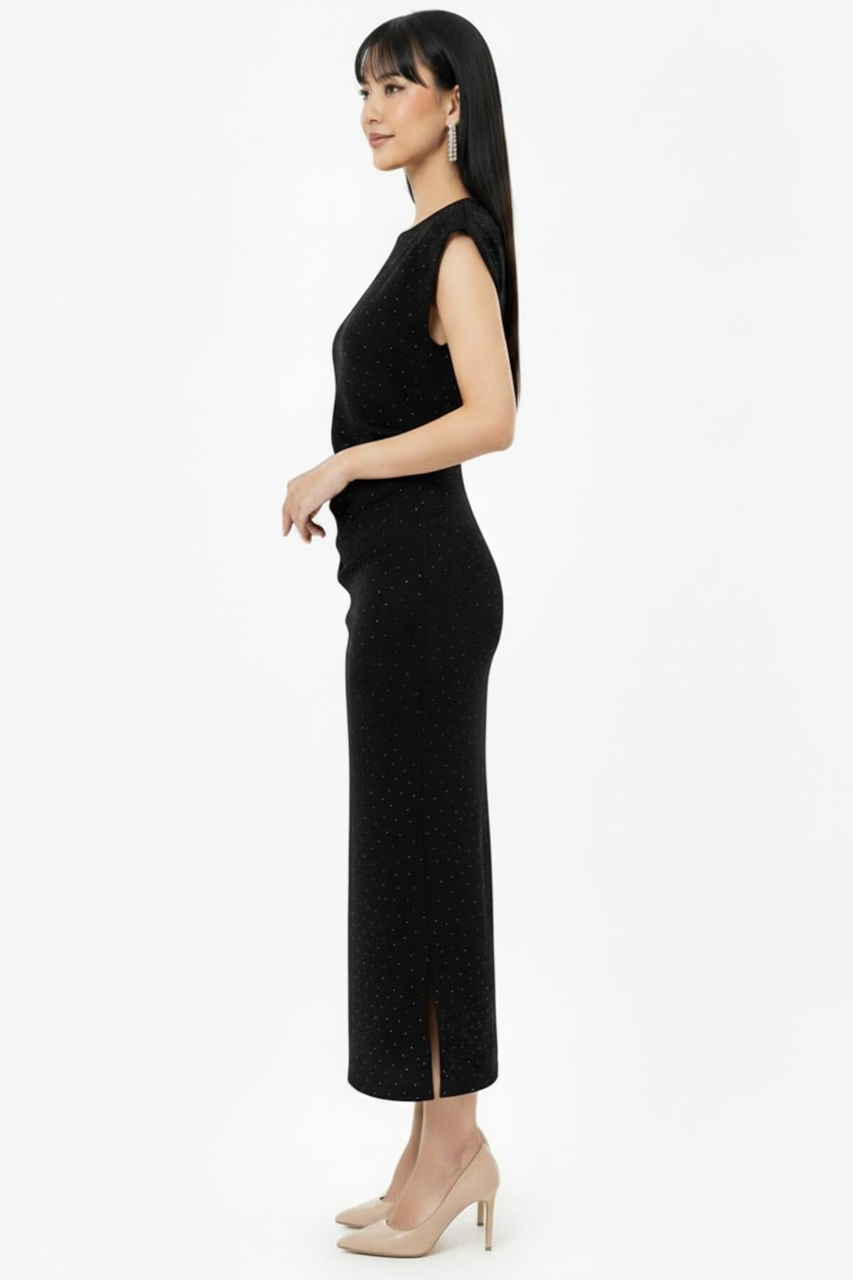 Verziertes Kleid mit geraffter Taille – Schwarz