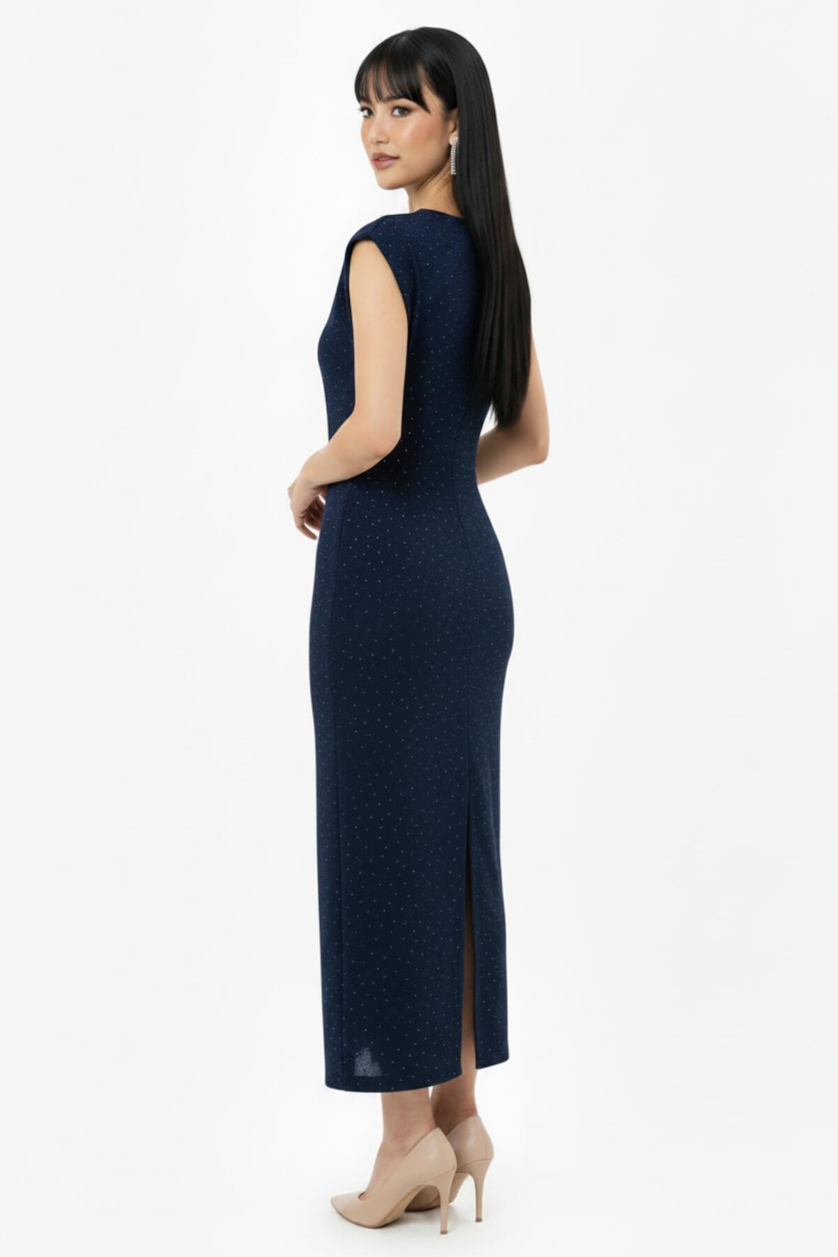 Tailliertes Kleid mit Raffungen und Verzierungen — Marineblau