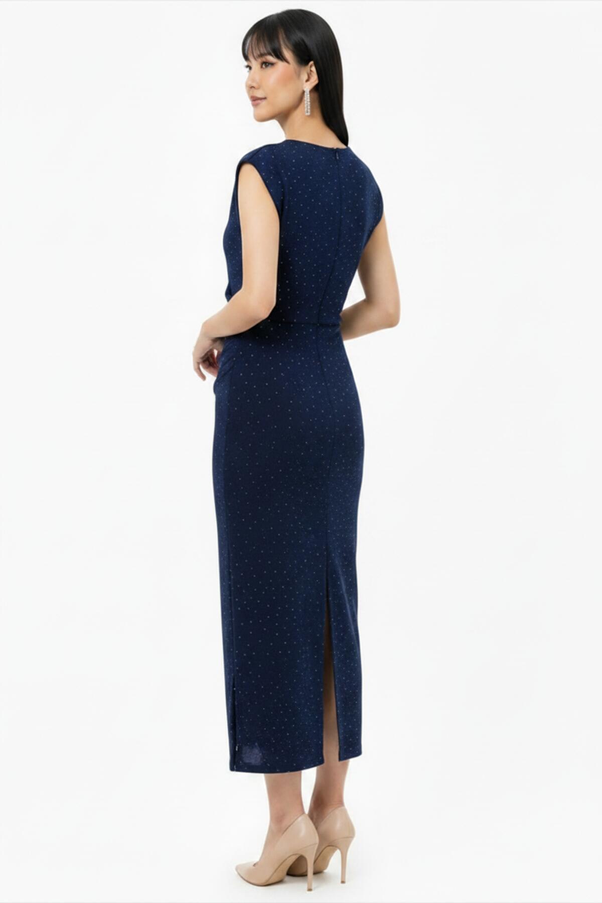 Tailliertes Kleid mit Raffungen und Verzierungen — Marineblau