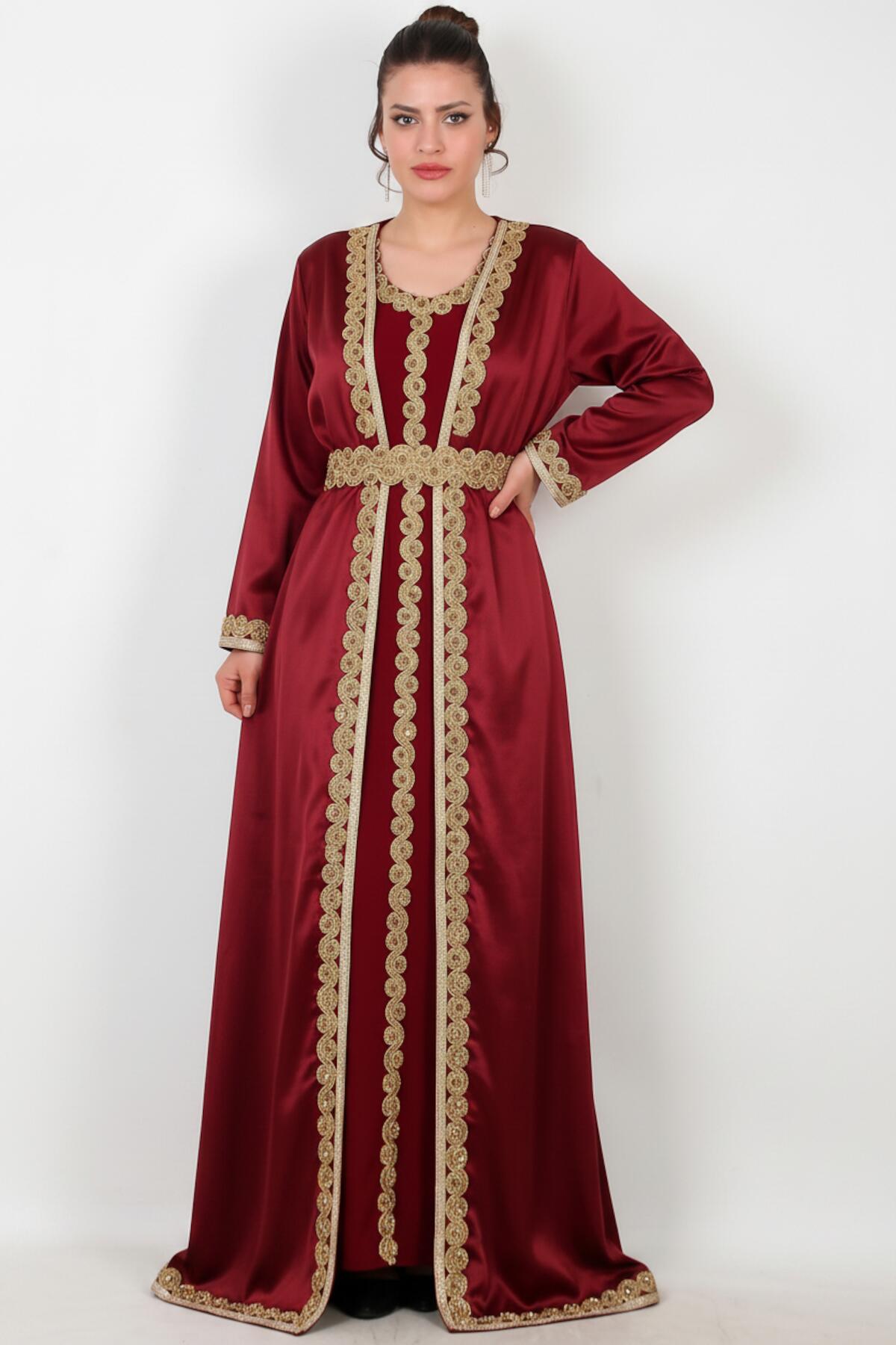 Burgunderroter Satin-Kaftan mit Goldstickerei