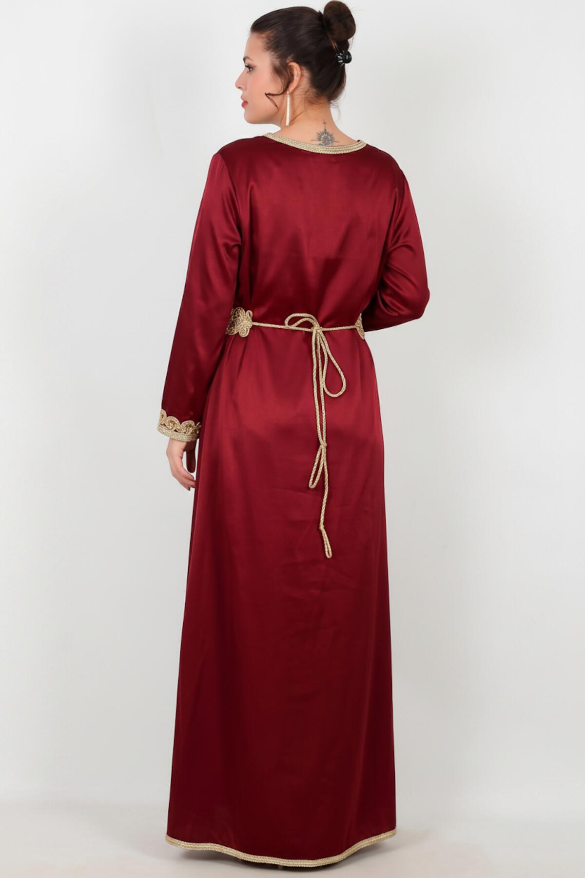 Burgunderroter Satin-Kaftan mit Goldstickerei