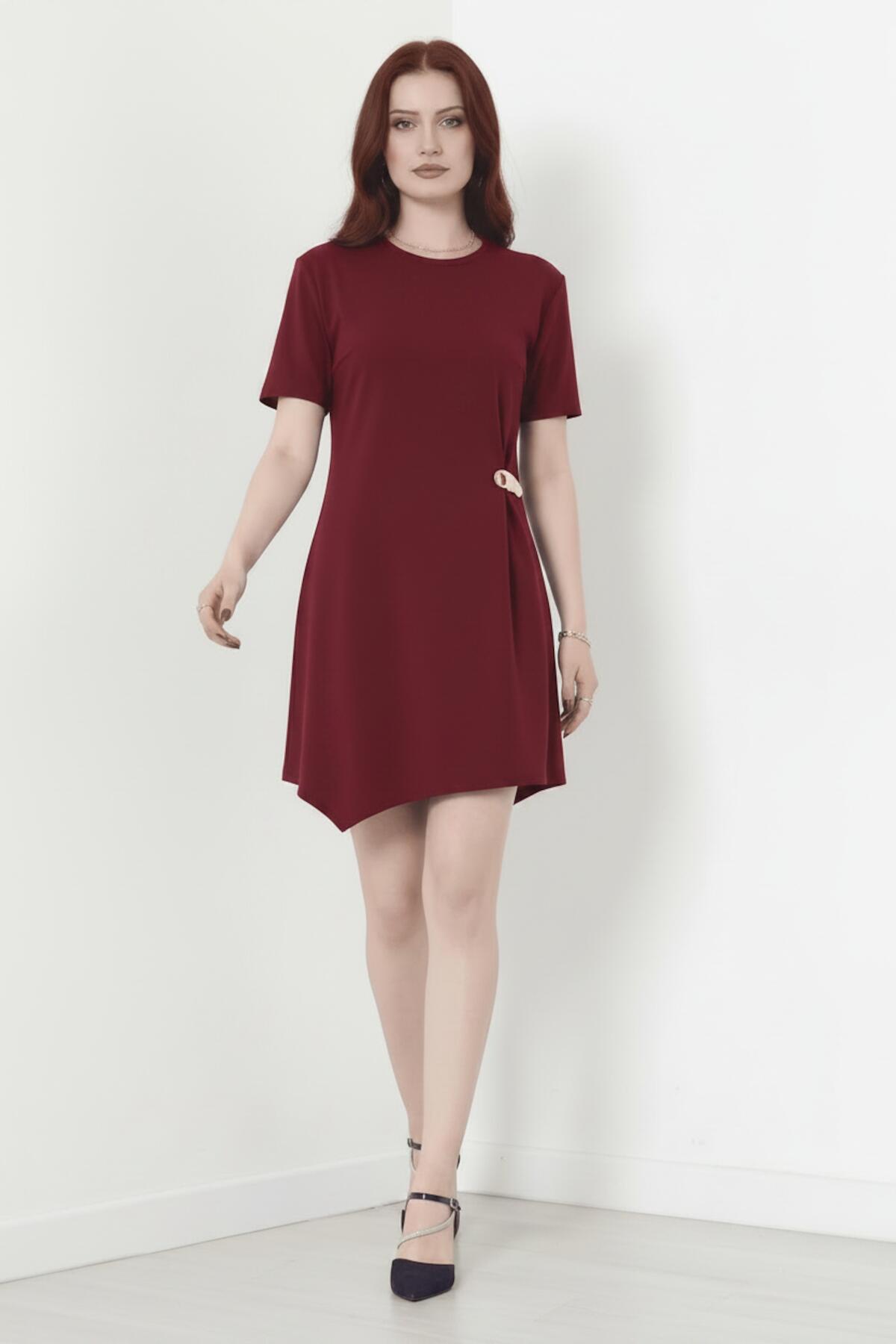 Kurzärmeliges Kleid mit Accessoire-Detail — Burgund