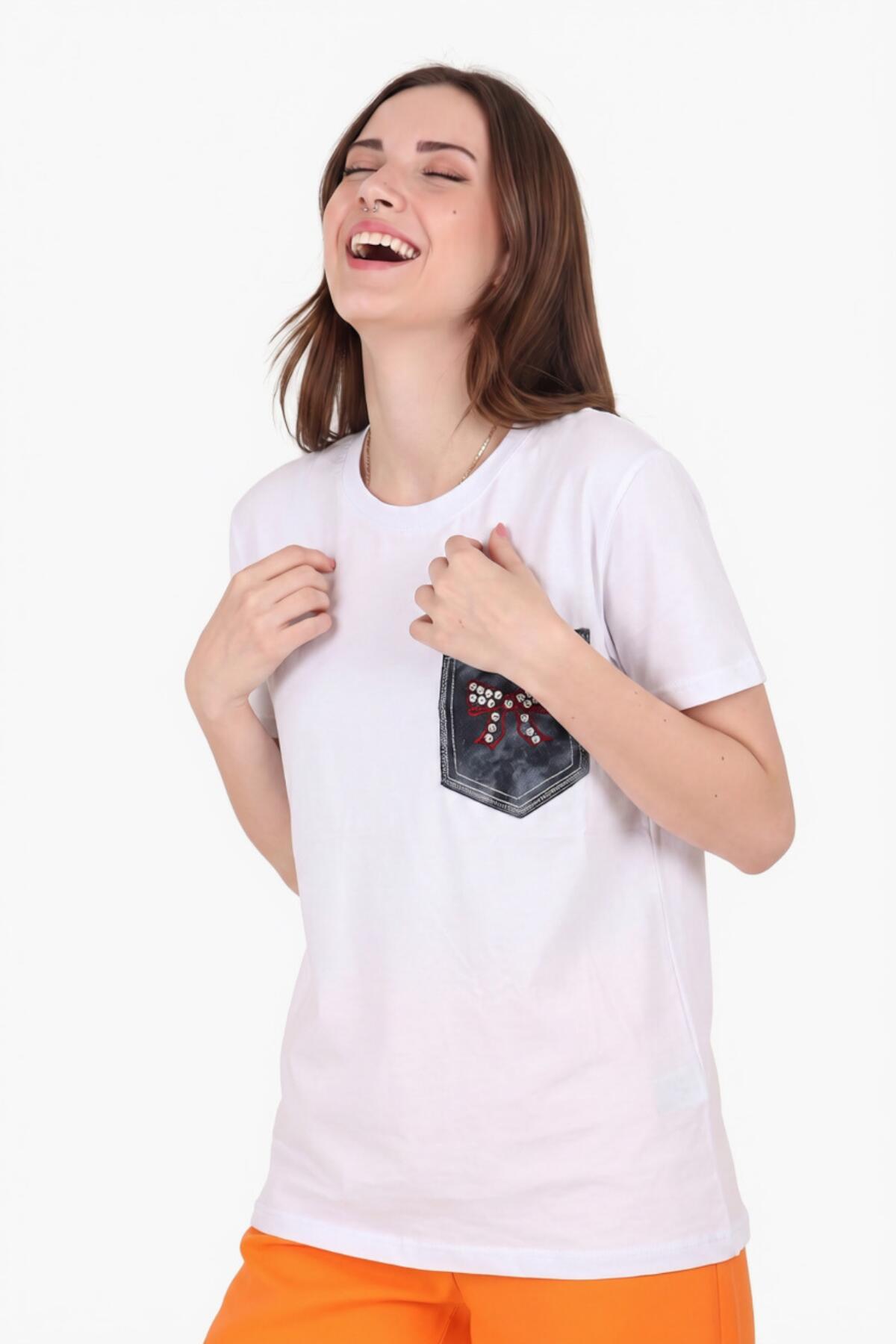 Rundhals-T-Shirt mit gestickter Denimbustasche – Weiß