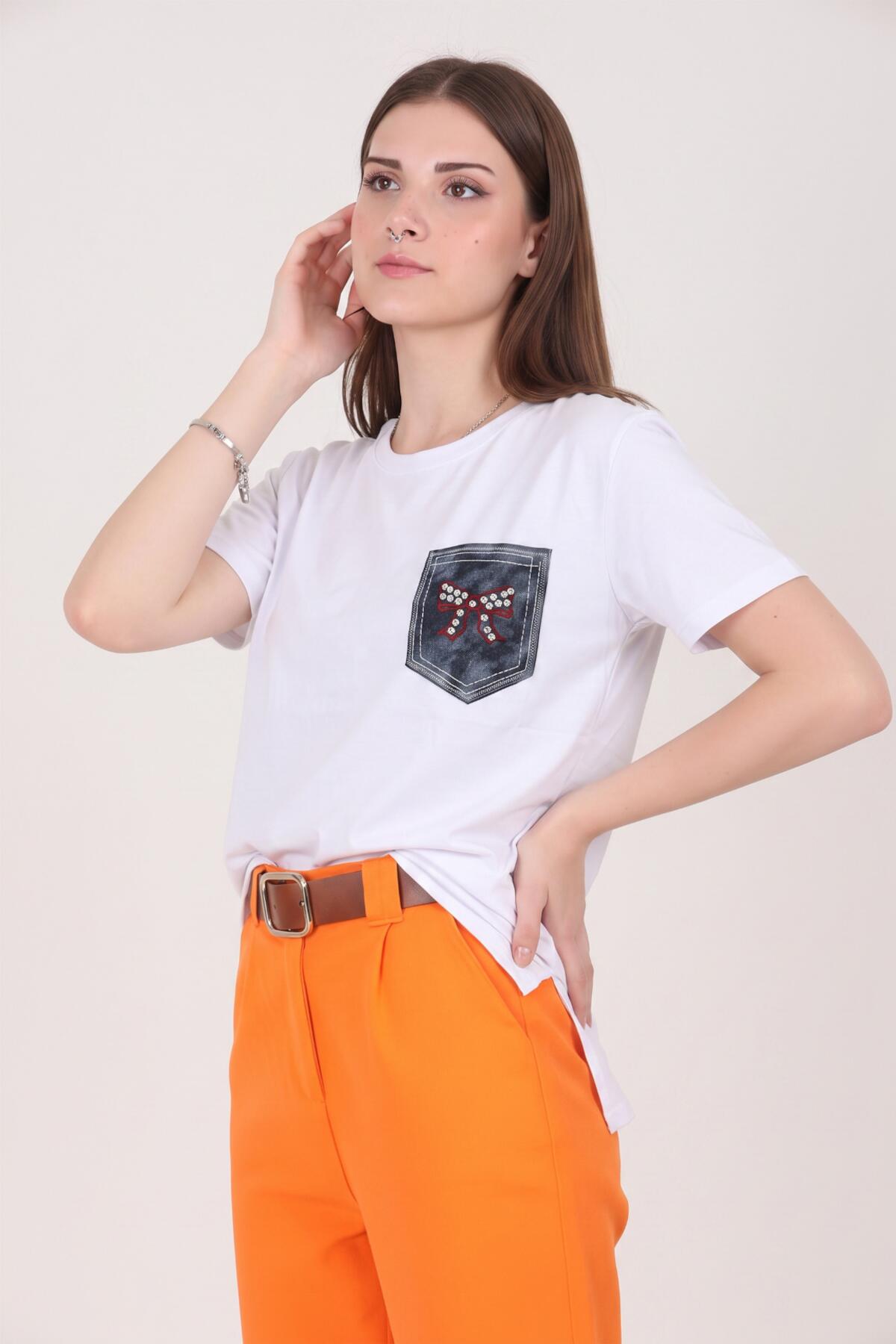 Rundhals-T-Shirt mit gestickter Denimbustasche – Weiß