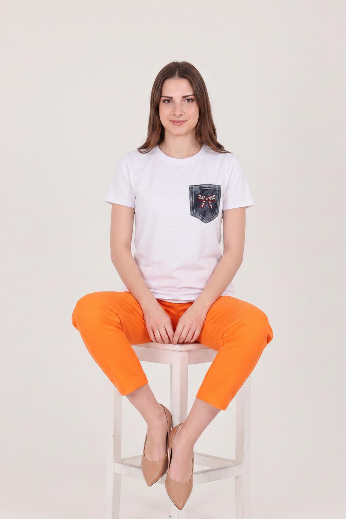 Rundhals-T-Shirt mit gestickter Denimbustasche – Weiß