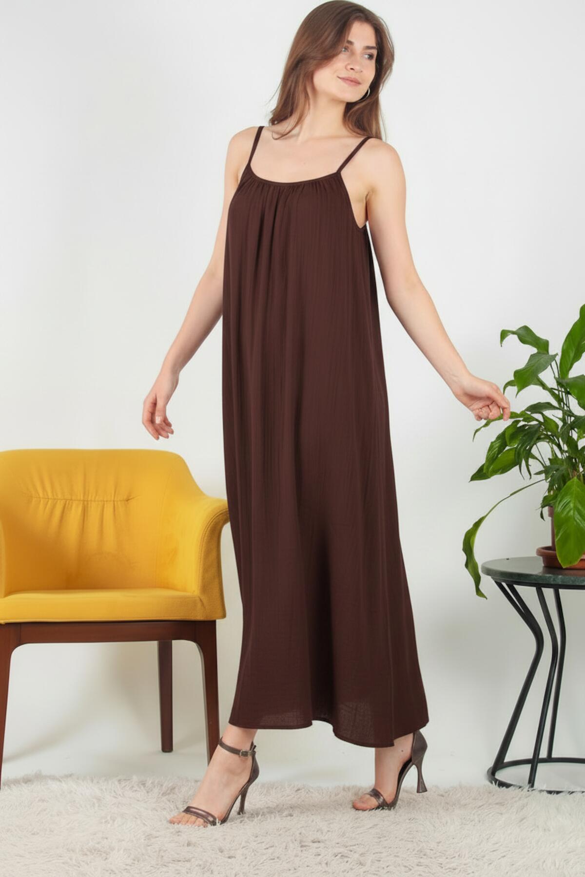 Italienisches Voile-Midikleid mit schmalen Trägern – Braun
