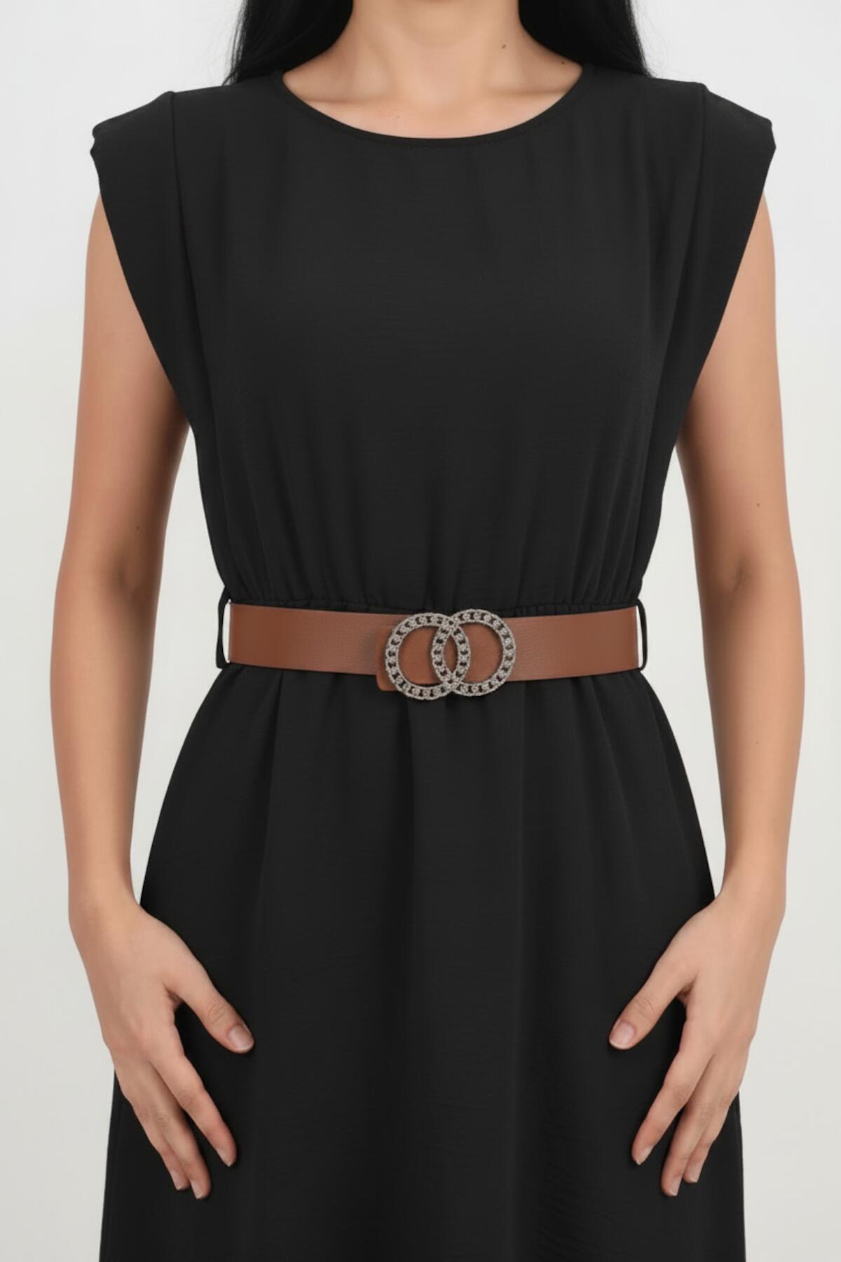 Schwarzes Kleid mit gepolsterten Schultern und schmalem Gummibund
