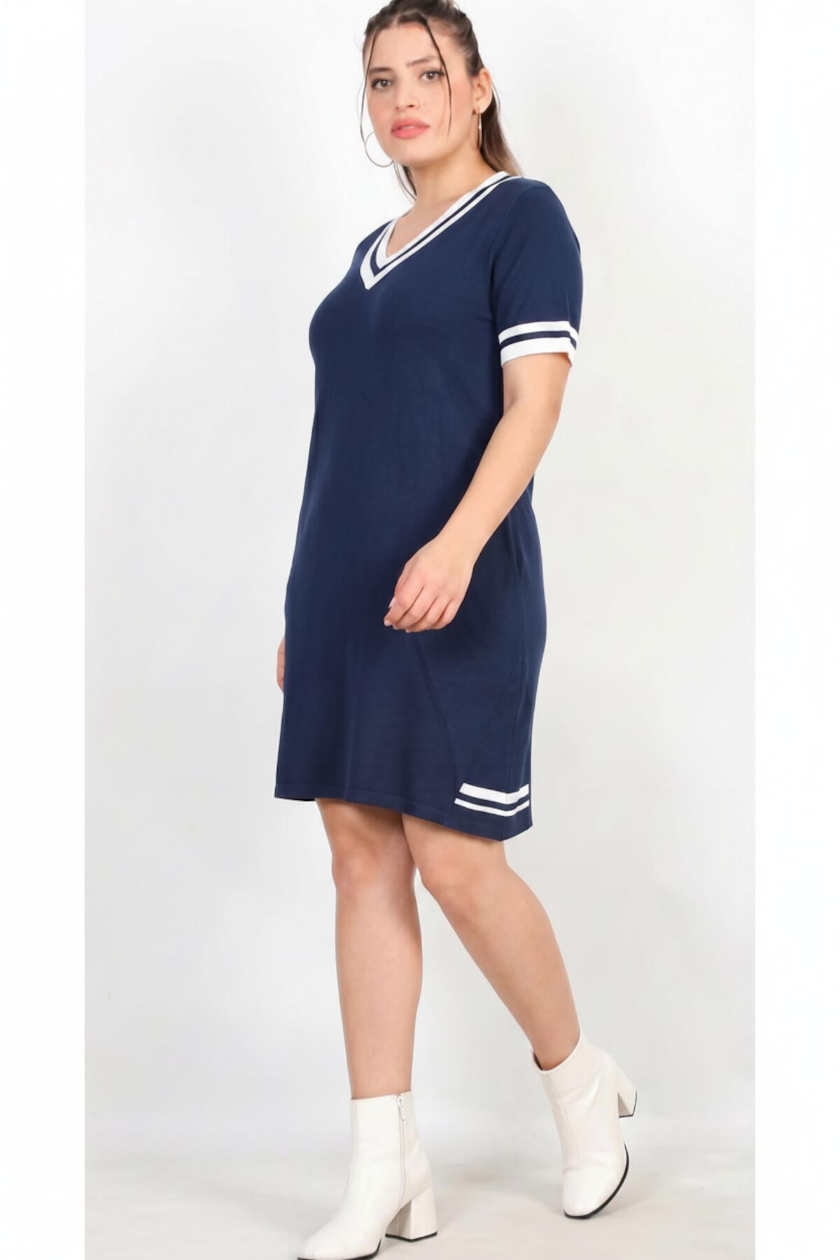 Plus-size jurk met V-hals en streepdetail — Marineblauw